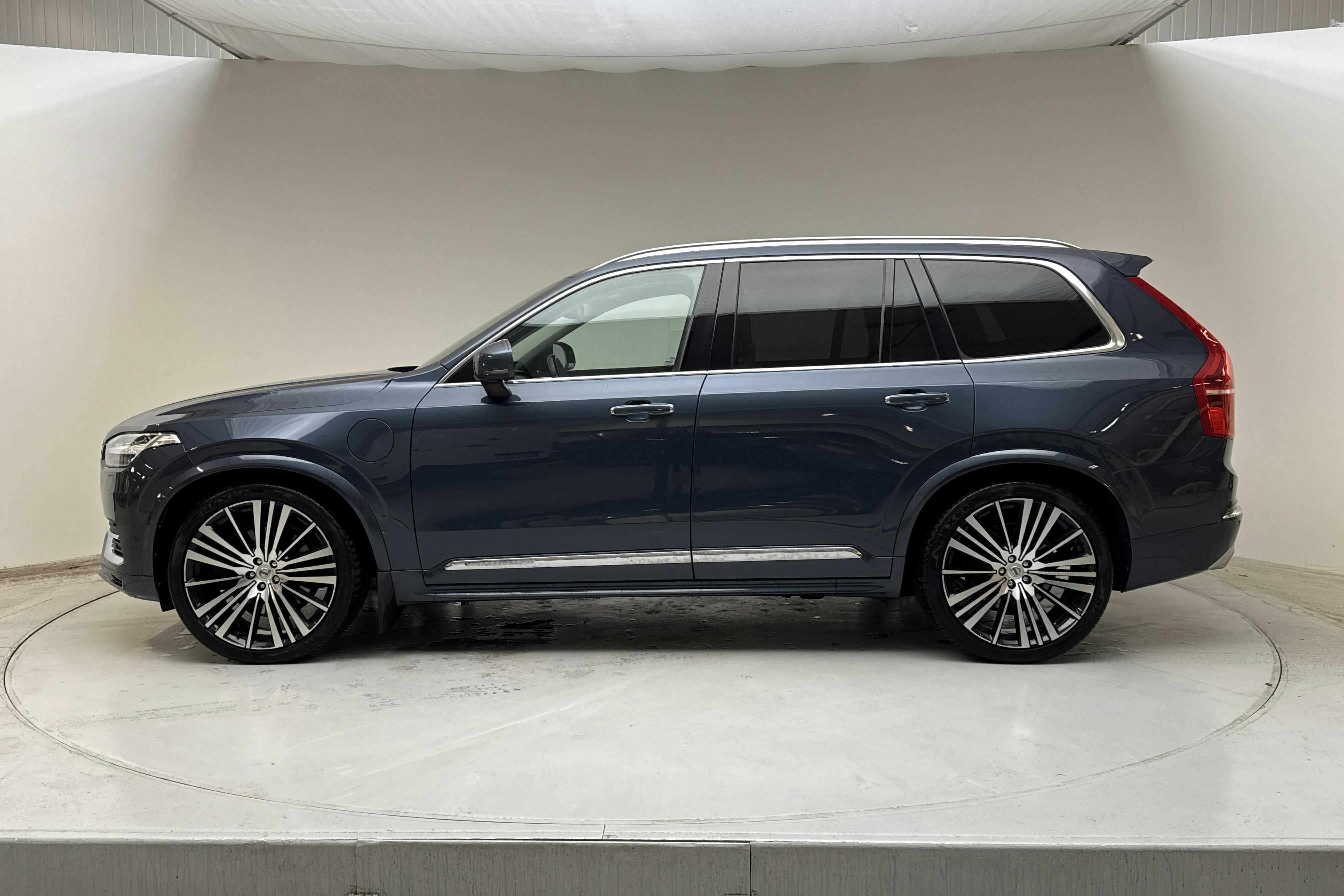 Presentationsfoto 2 av 18: Volvo XC90 T8 AWD Twin Engine (390hk) - 12 893 mil - Automat - Dark Blue - 2021