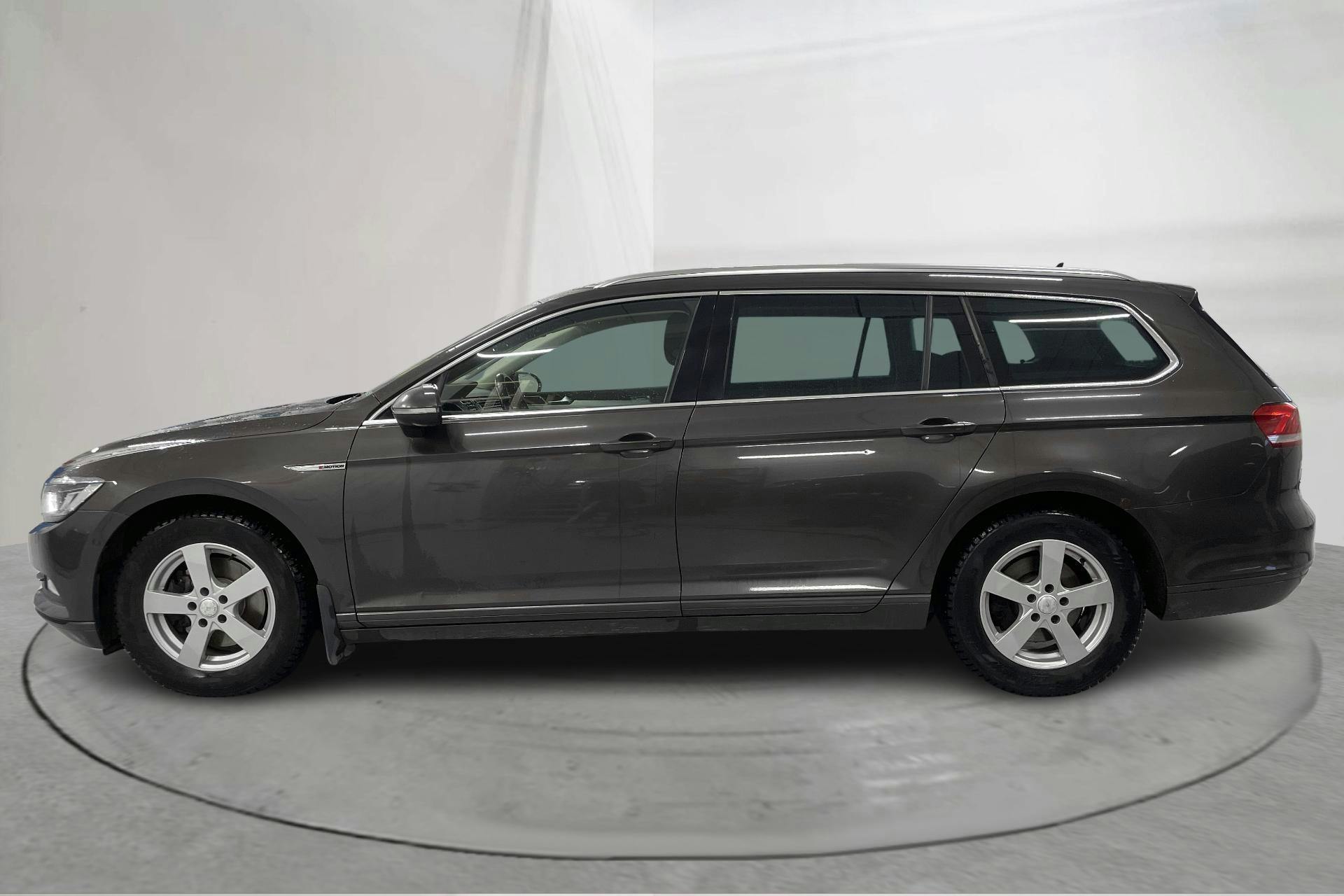 Presentationsfoto 2 av 18: VW Passat 2.0 TDI Sportscombi 4MOTION (150hk) - 27 369 mil - Manuell - Dark Brown - 2016