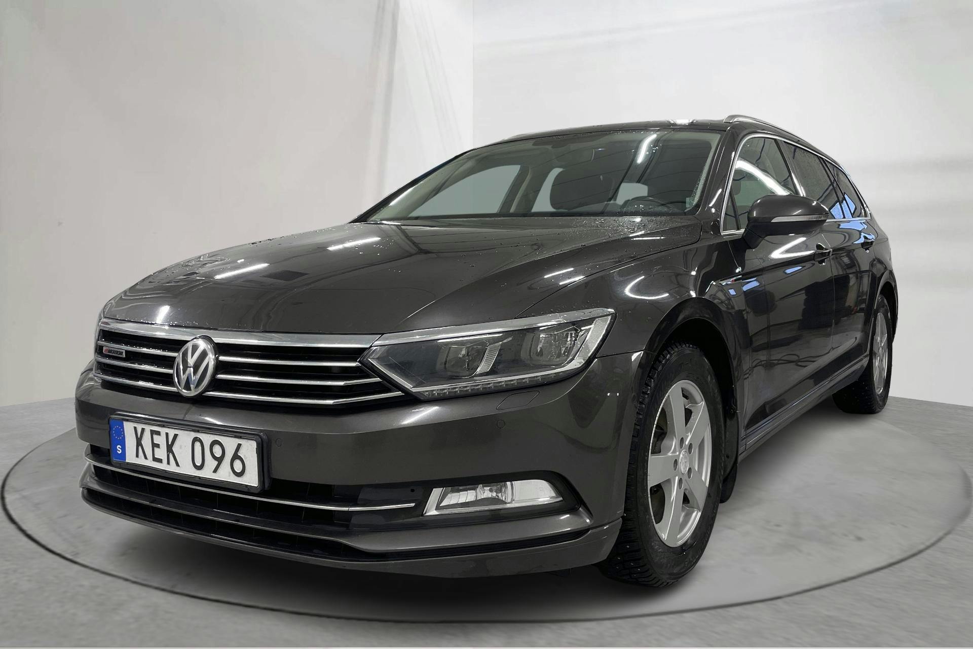 Presentationsfoto 1 av 18: VW Passat 2.0 TDI Sportscombi 4MOTION (150hk) - 27 369 mil - Manuell - Dark Brown - 2016