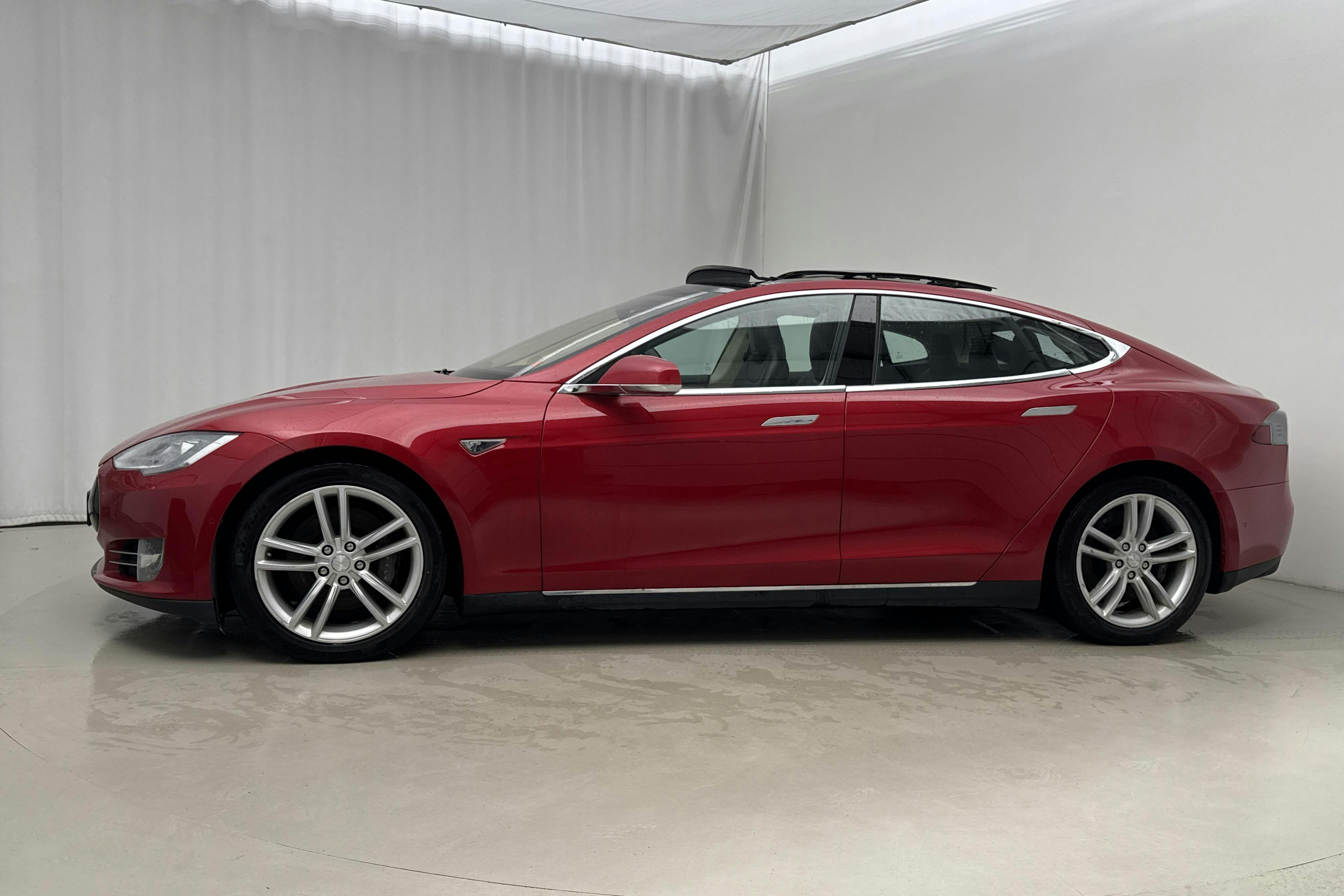 Esittelykuva 2 osoitteesta 24: Tesla Model S 85D - 180 470 km - Automaattinen - punainen - 2015
