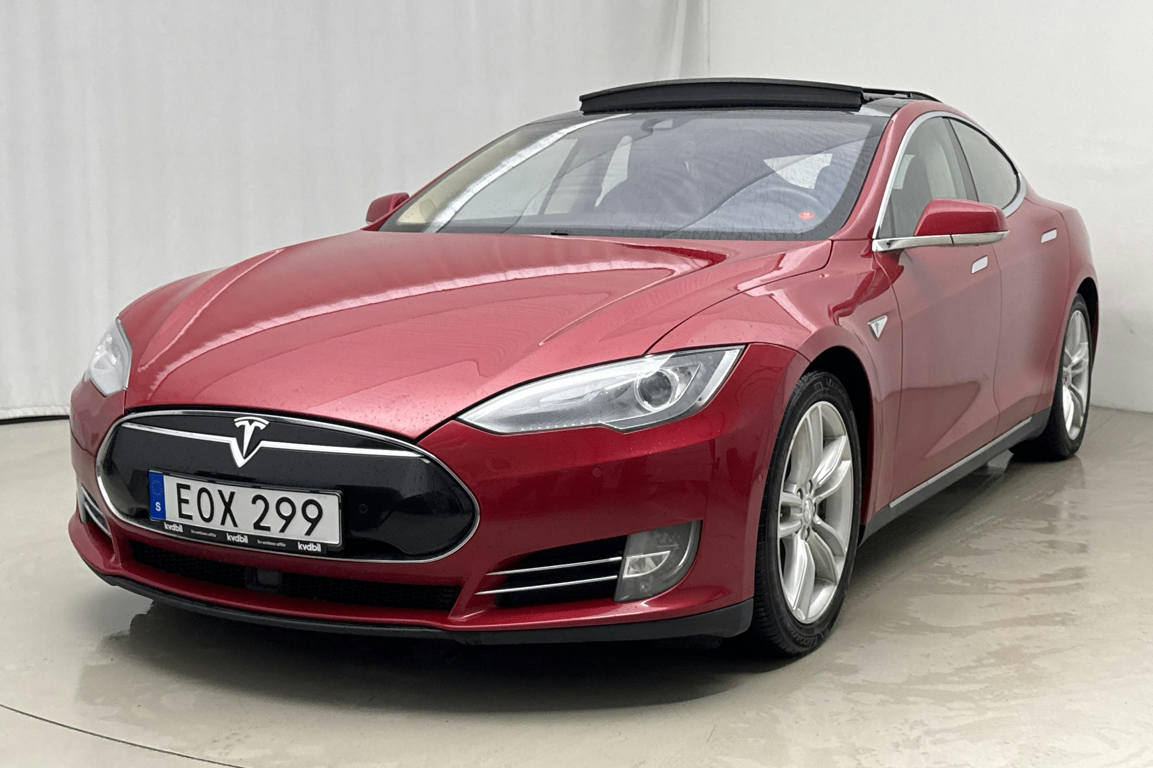Esittelykuva 1 osoitteesta 24: Tesla Model S 85D - 180 470 km - Automaattinen - punainen - 2015