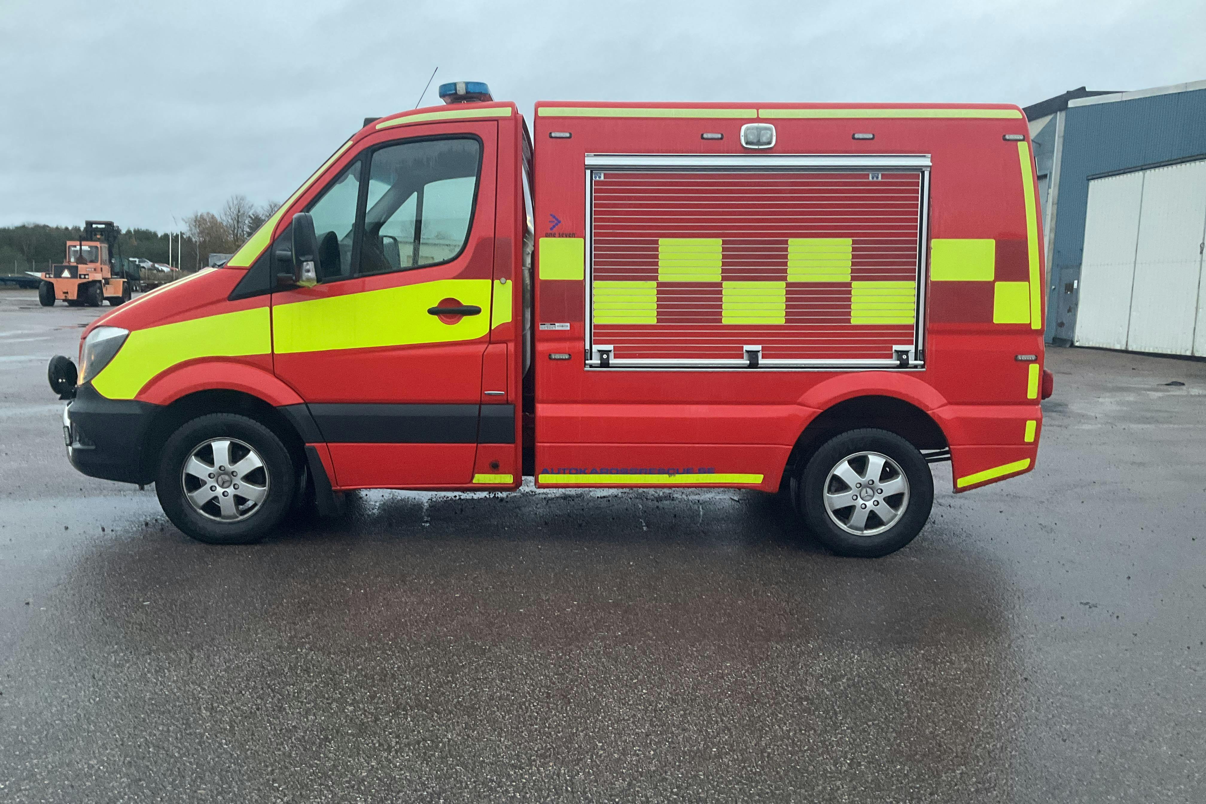 Presentation photo 2 of 19: MERCEDES Sprinter 906BA35 - 85 016 km - Automatic - red - 2014