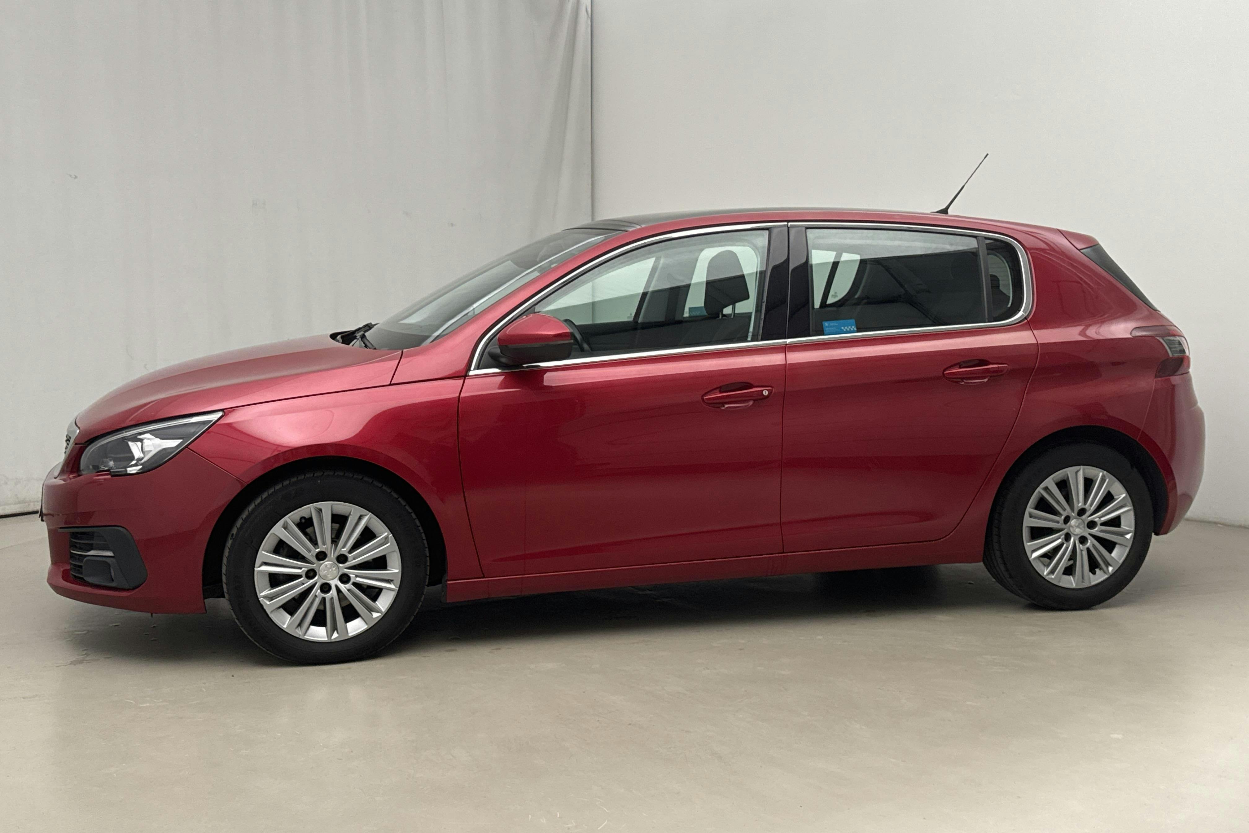 Presentation photo 2 of 18: Peugeot 308 PureTech 5dr (130hk) - 135 750 km - Automatic - Light Red - 2017