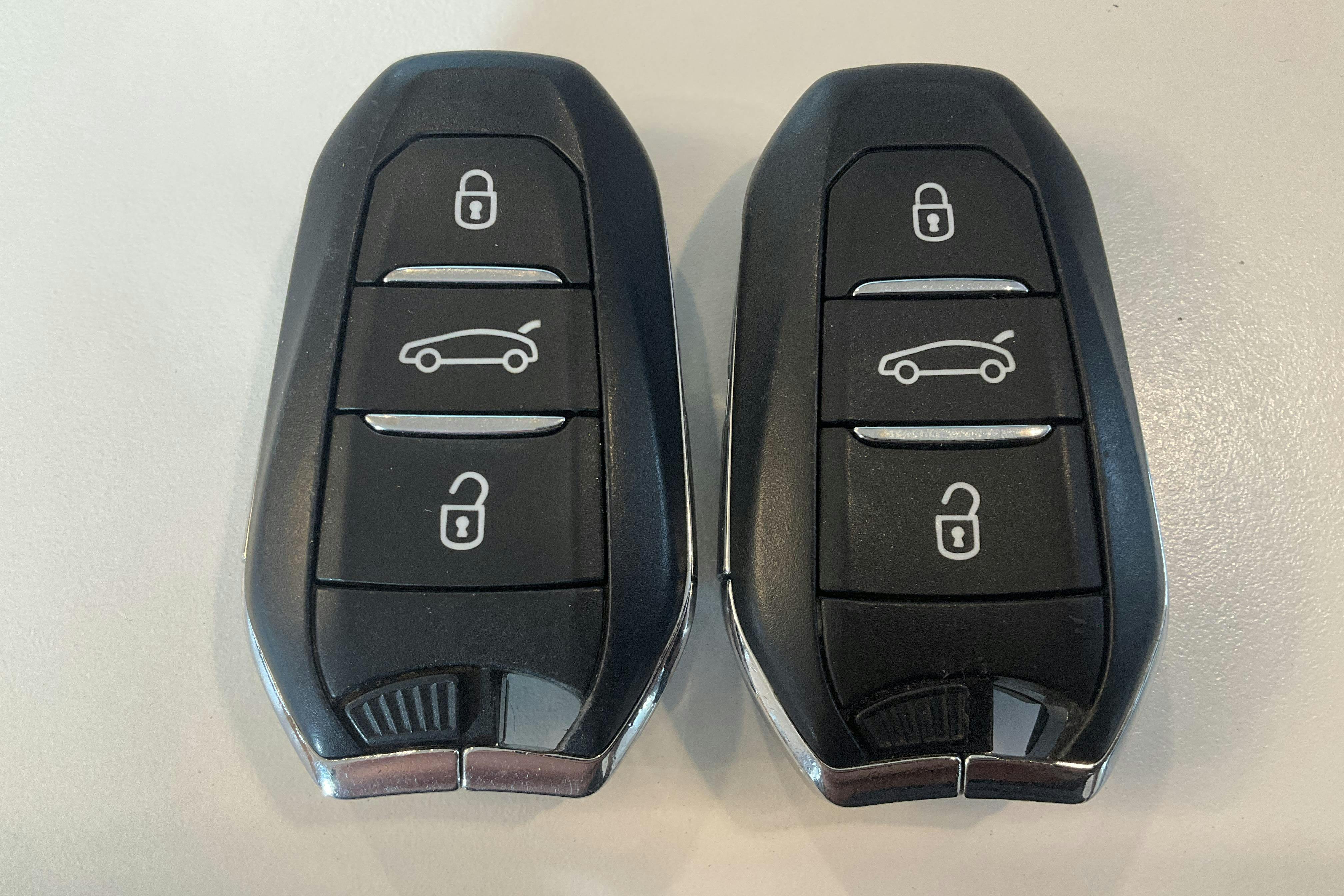 Presentation photo 18 of 18: Peugeot 308 PureTech 5dr (130hk) - 135 750 km - Automatic - Light Red - 2017