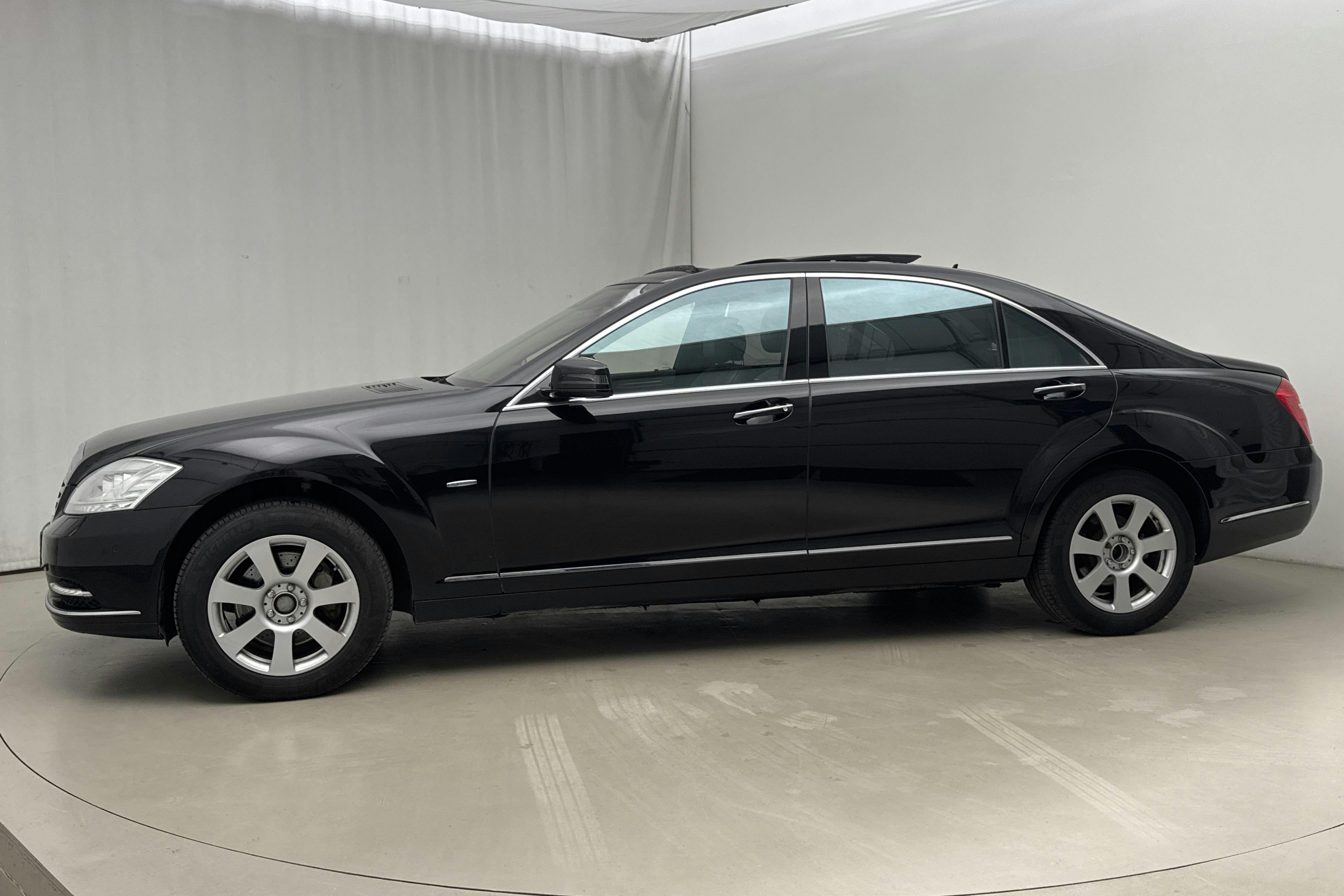 Presentationsfoto 2 av 26: Mercedes S 400 Blue Hybrid W221 (279hk) - 15 326 mil - Automat - svart - 2010