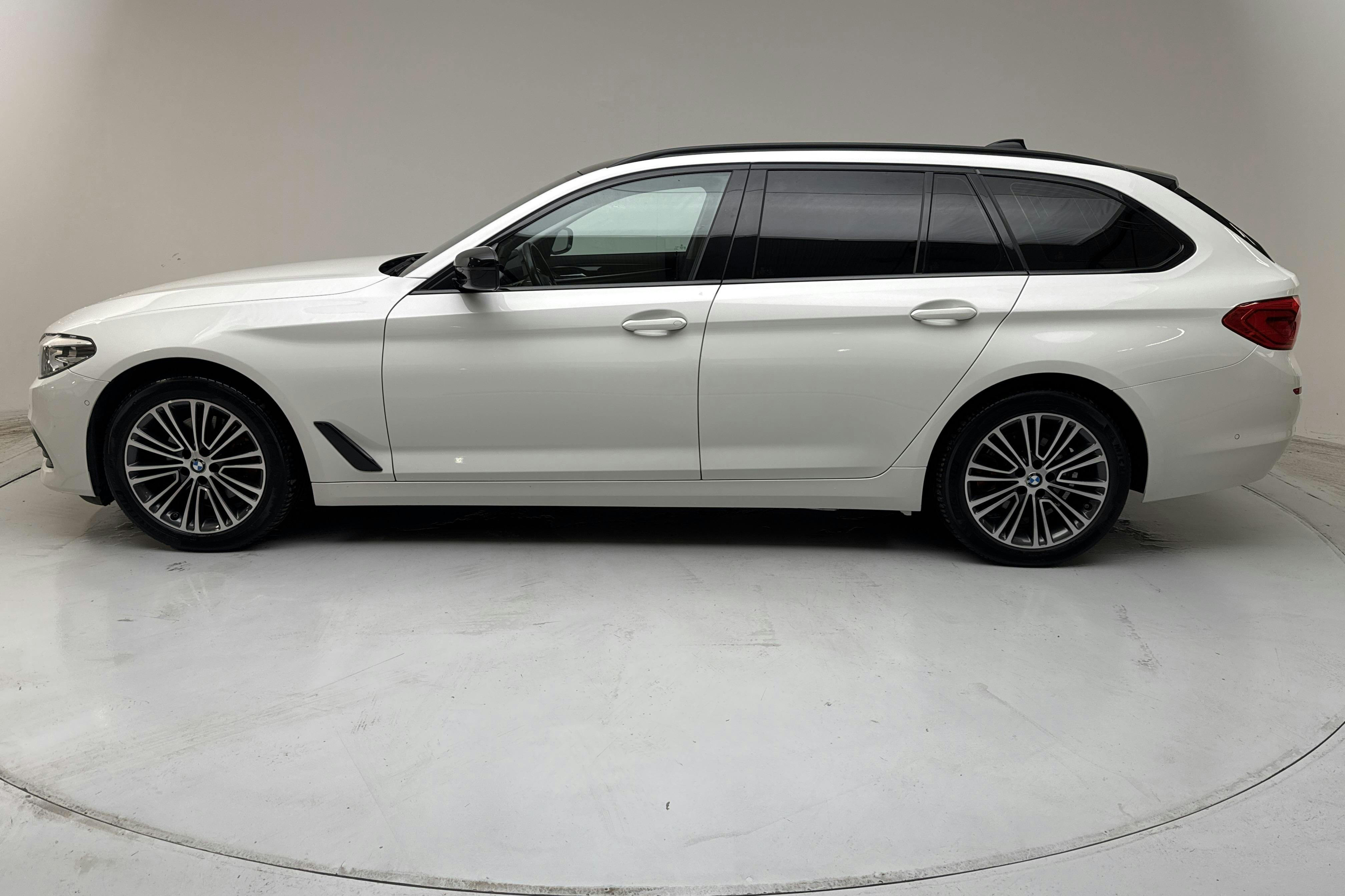Presentation photo 2 of 15: BMW 520d Touring MHEV, G31 (190hk) - 171 010 km - Automatic - white - 2020