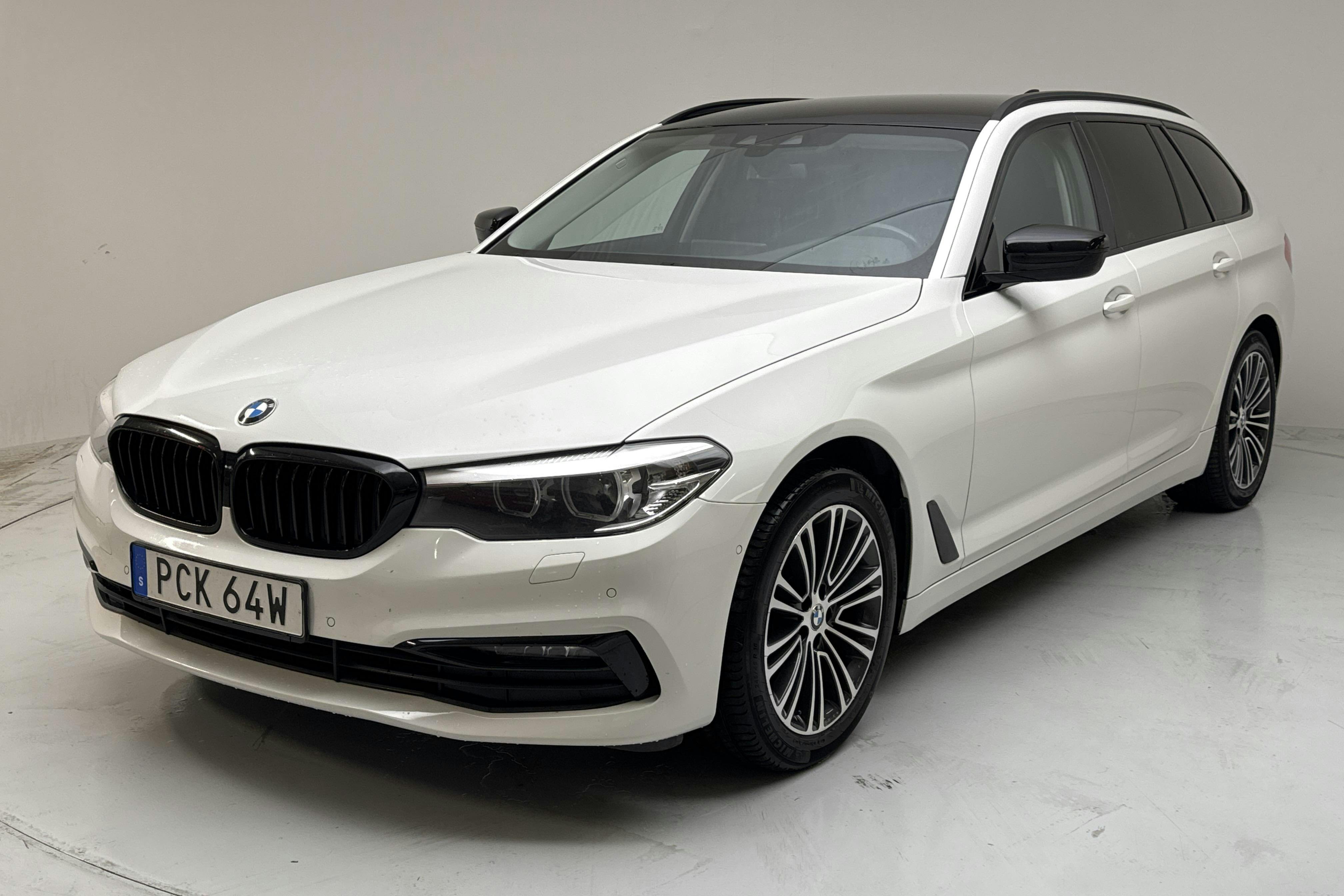 Presentation photo 1 of 15: BMW 520d Touring MHEV, G31 (190hk) - 171 010 km - Automatic - white - 2020