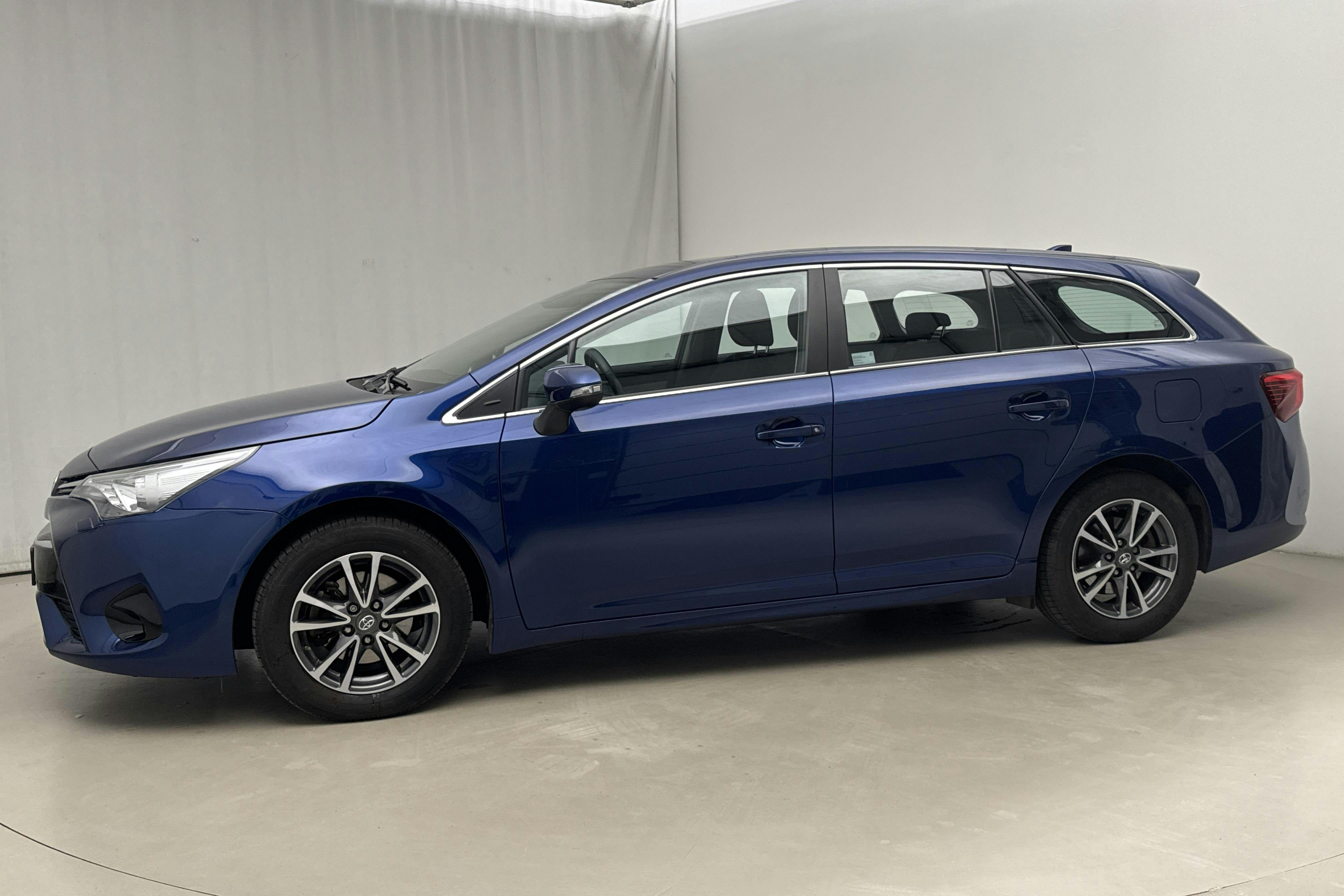 Presentation photo 2 of 19: Toyota Avensis 1.8 Touring Sports (147hk) - 42 920 km - Automatic - Dark Blue - 2017