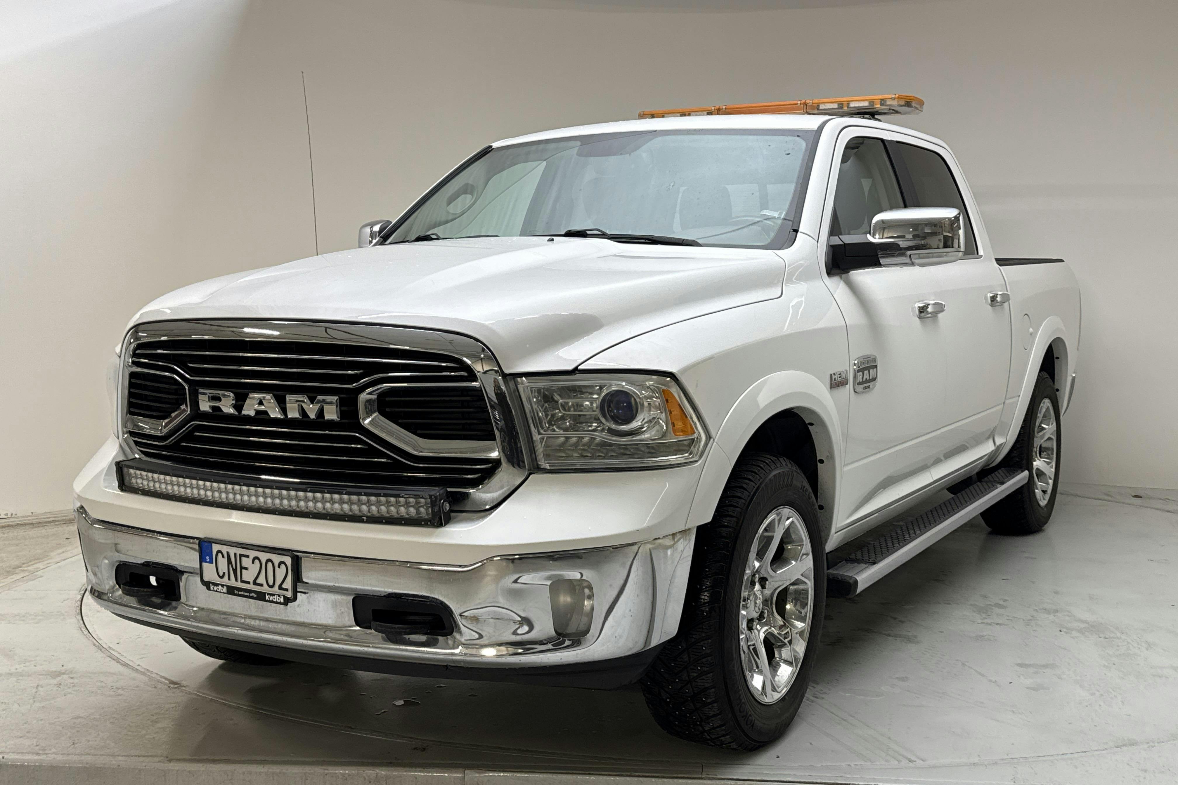 Presentation photo 1 of 15: Dodge RAM 1500 5.7 4WD (401hk) - 233 860 km - Automatic - white - 2018