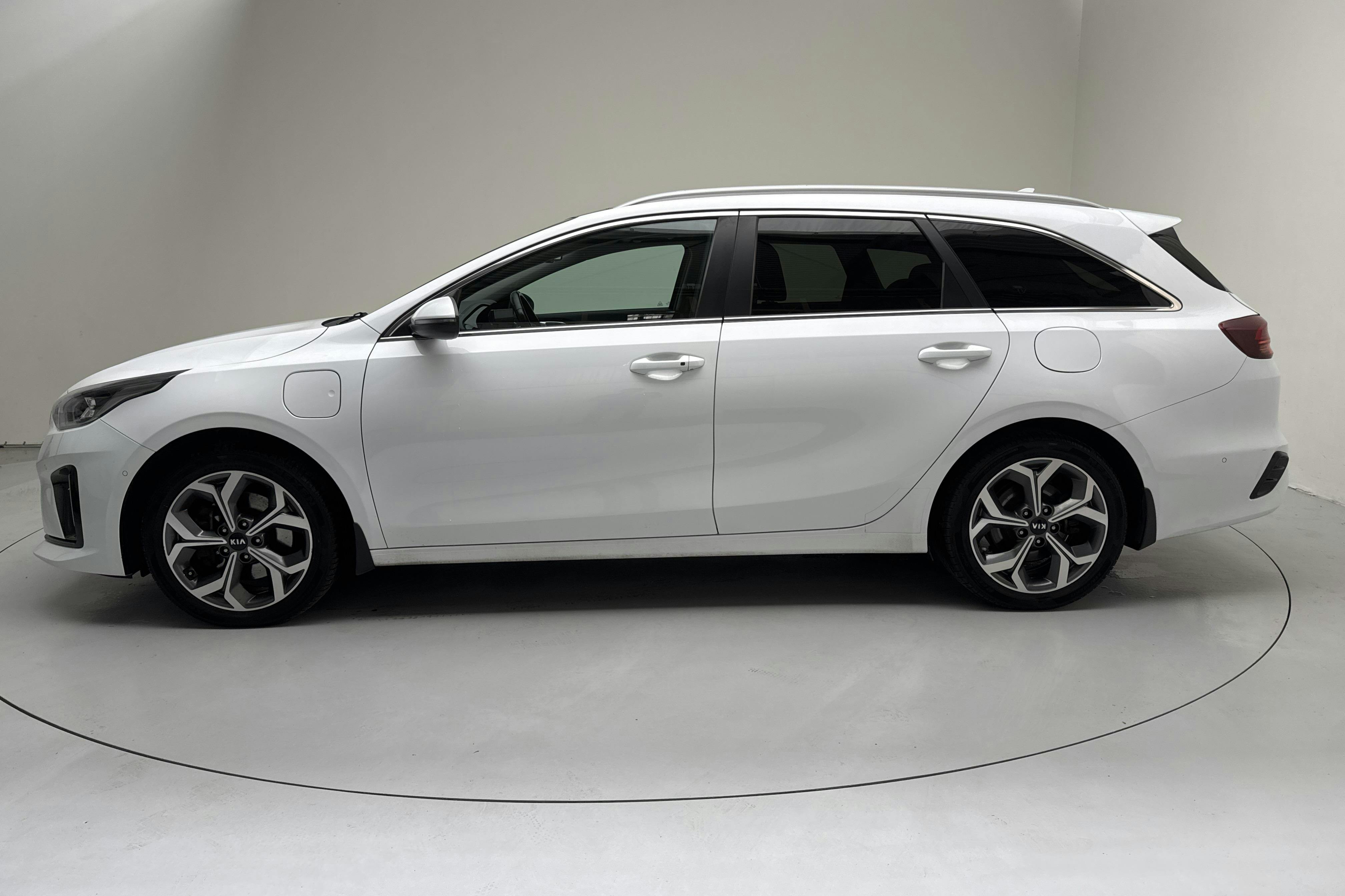 Presentationsfoto 2 av 19: KIA Ceed 1.6 Plug-in Hybrid SW (141hk) - 12 592 mil - Automat - vit - 2021
