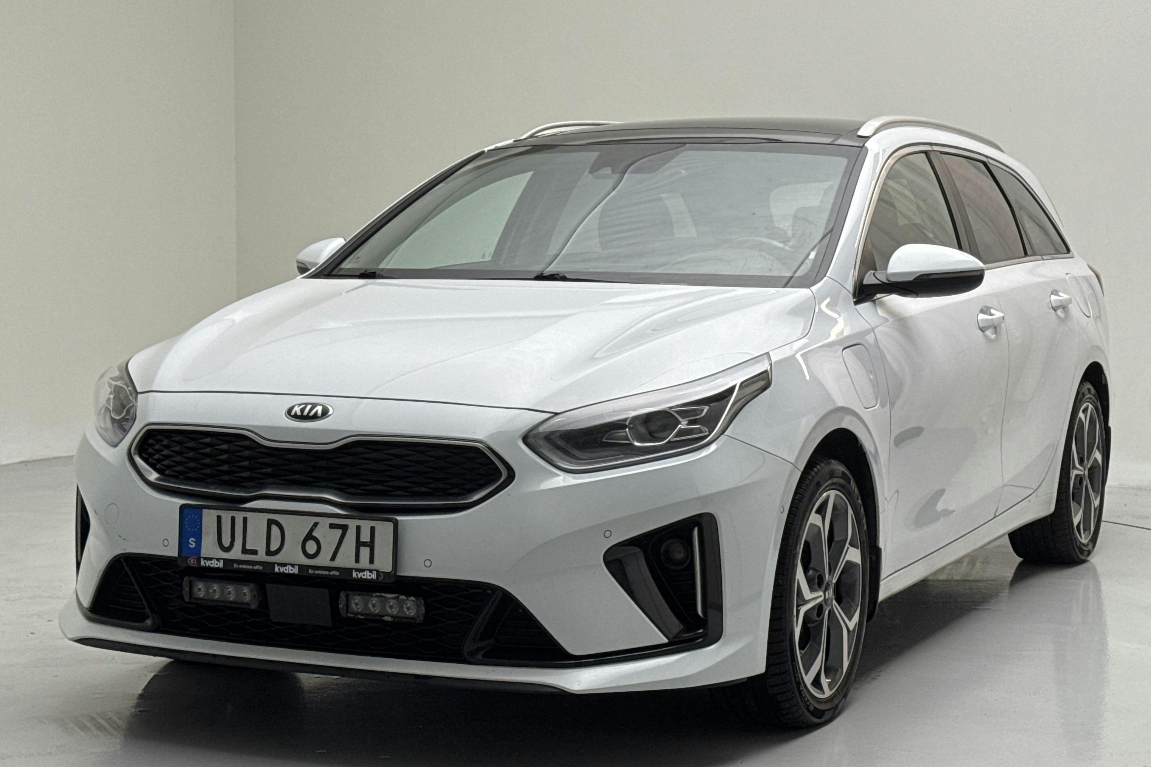 Presentationsfoto 1 av 19: KIA Ceed 1.6 Plug-in Hybrid SW (141hk) - 12 592 mil - Automat - vit - 2021