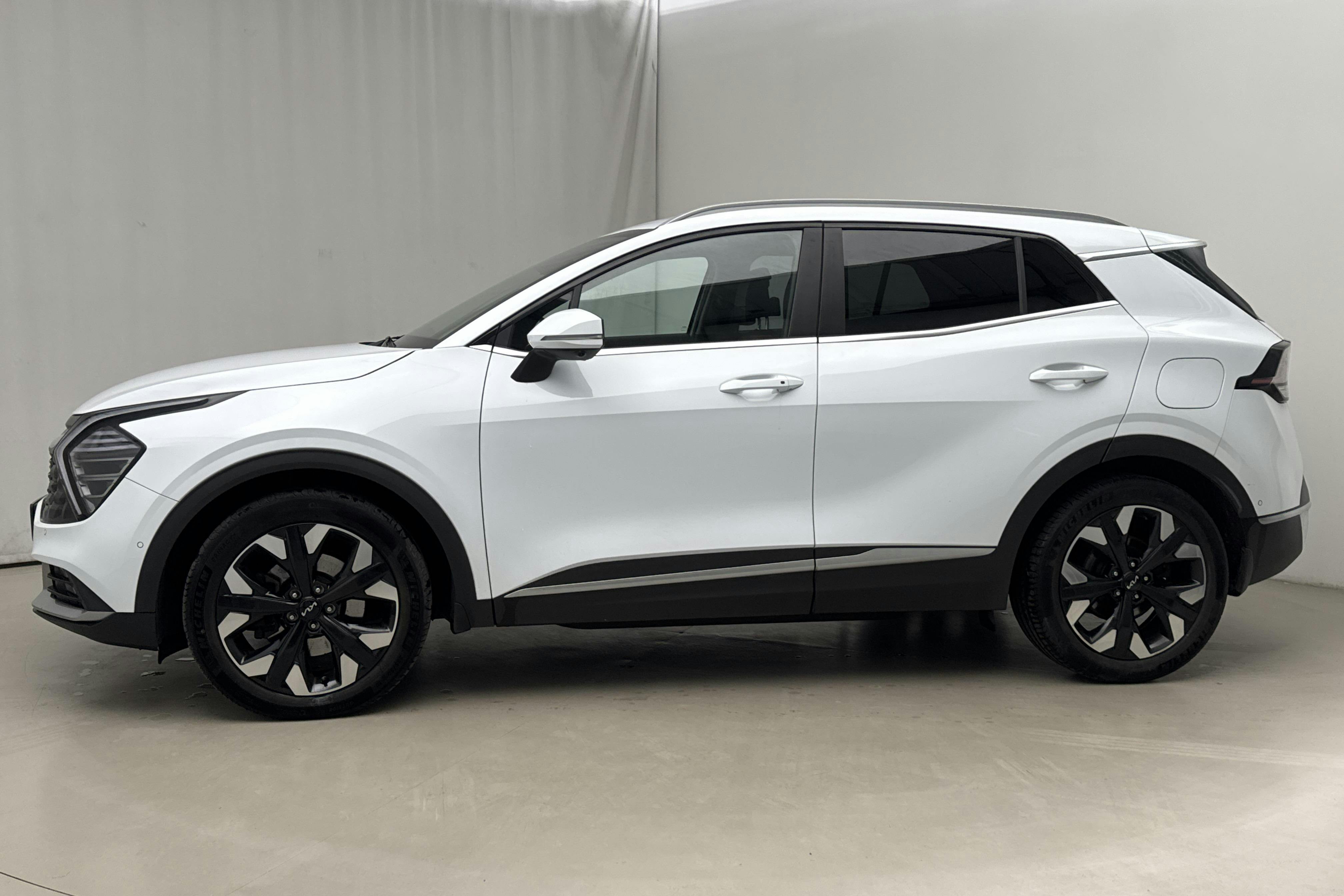 Presentationsfoto 2 av 22: KIA Sportage PHEV AWD (265hk) - 10 322 mil - Automat - vit - 2022