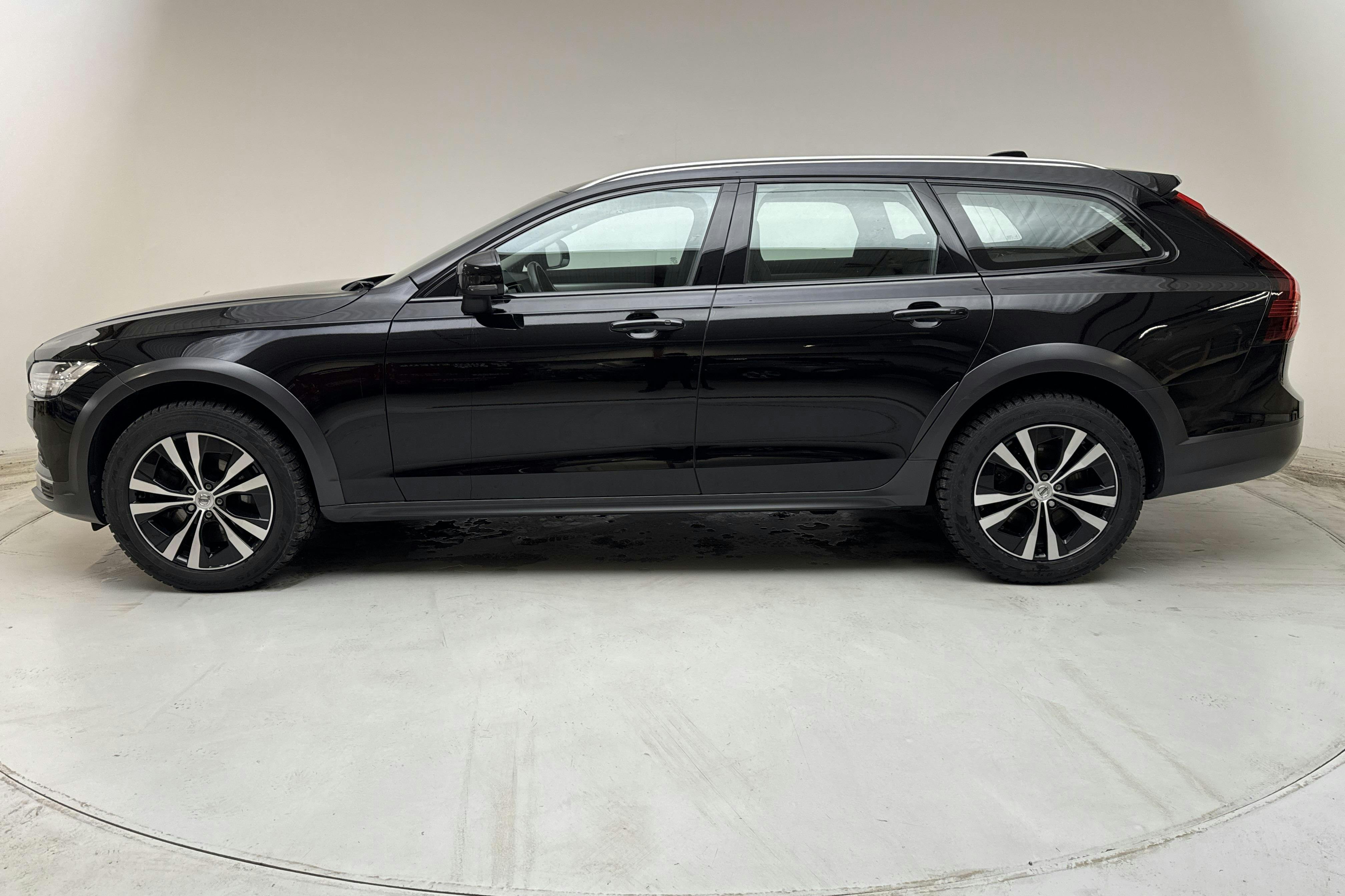 Esitlusfoto 2 aadressil 15: Volvo V90 B4 Cross Country AWD Mildhybrid, Diesel (197hk) - 139 560 km - Automaatne - must - 2022
