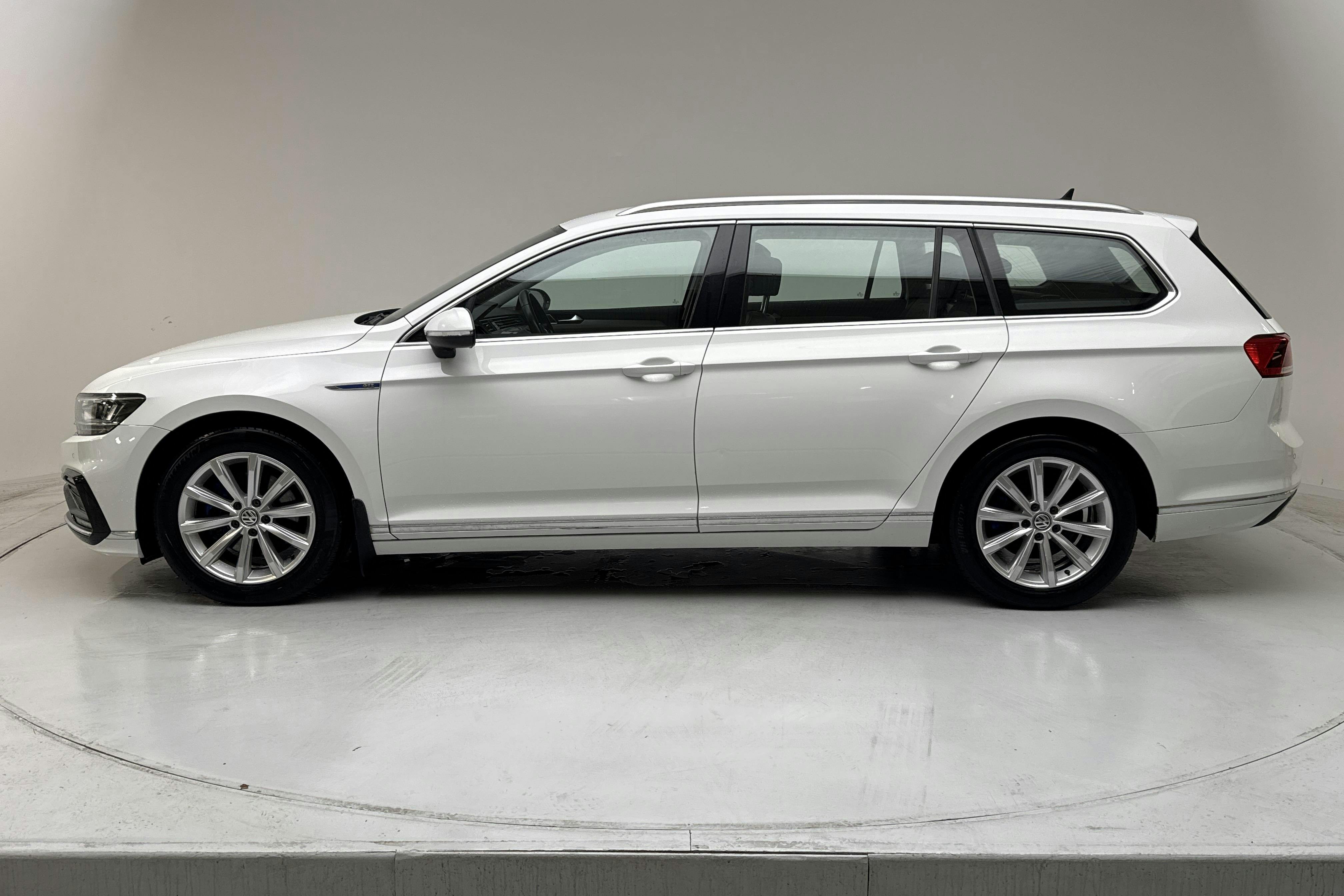 Presentation photo 2 of 17: VW Passat 1.4 GTE Sportscombi (218hk) - 138 930 km - Automatic - white - 2020