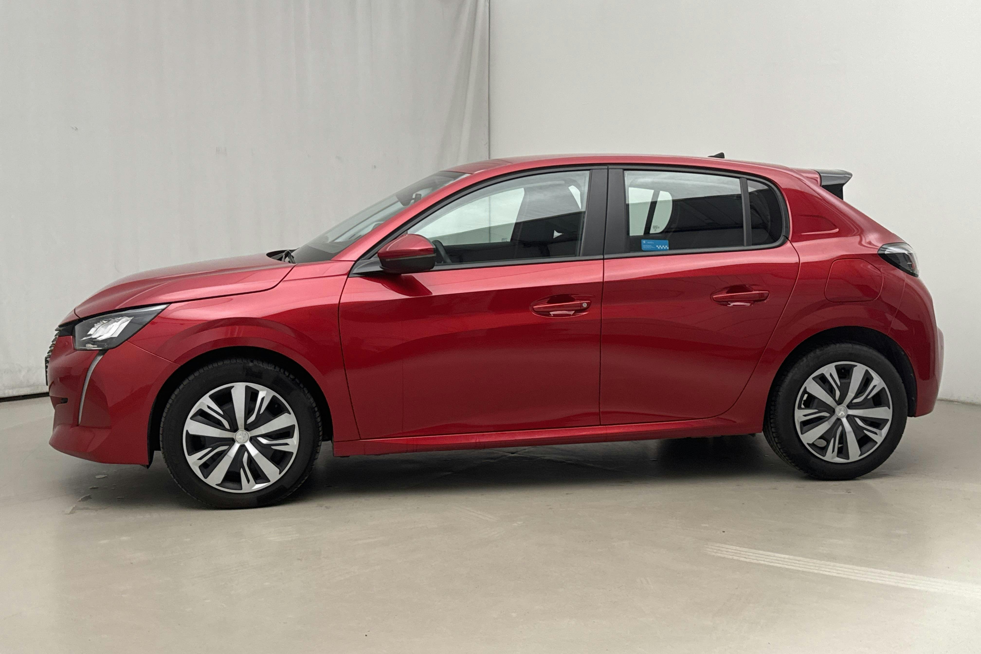 Presentation photo 2 of 16: Peugeot 208 1.2 PureTech 5dr (100hk) - 33 690 km - Automatic - red - 2020