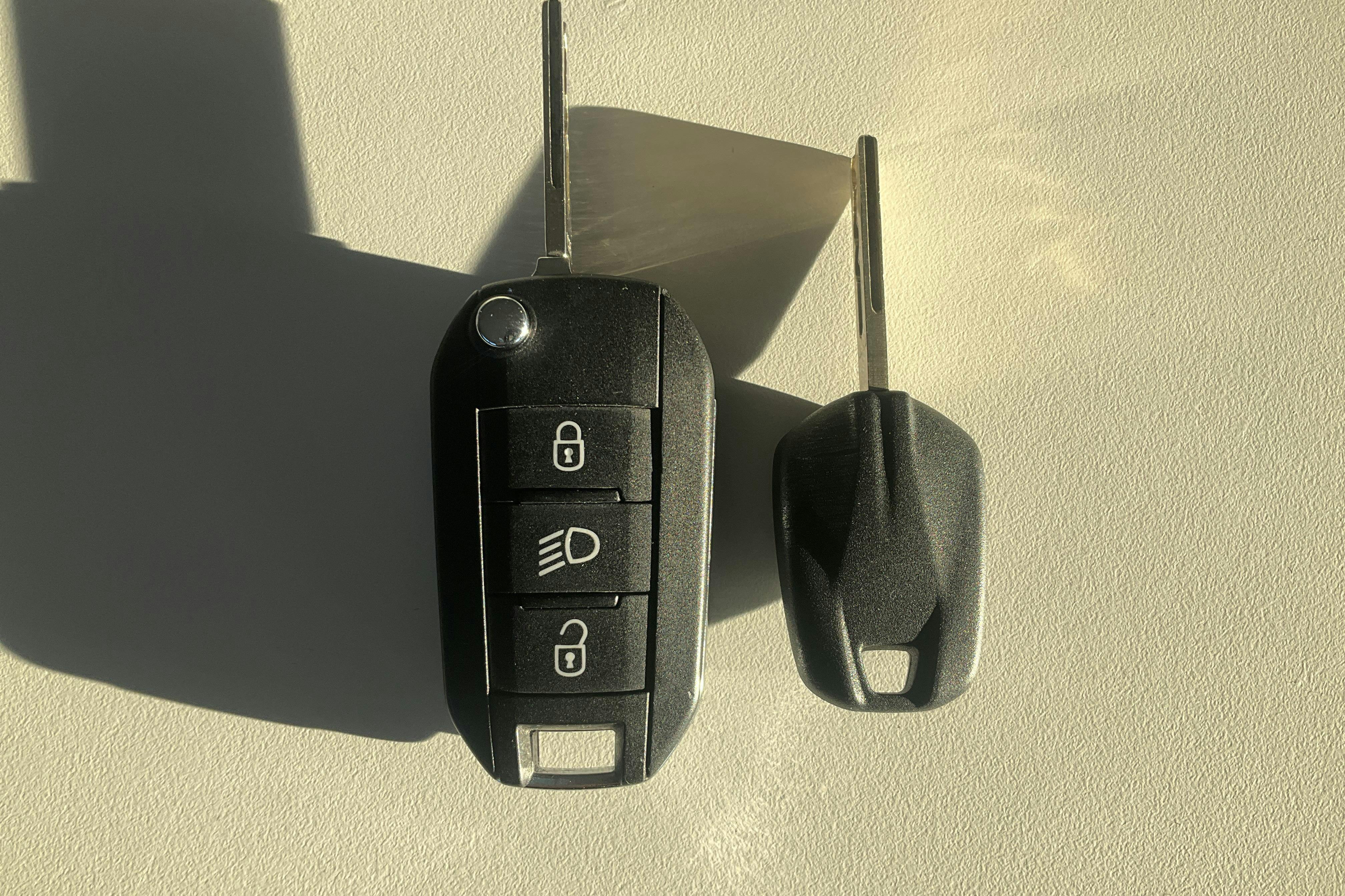 Presentation photo 16 of 16: Peugeot 208 1.2 PureTech 5dr (100hk) - 33 690 km - Automatic - red - 2020