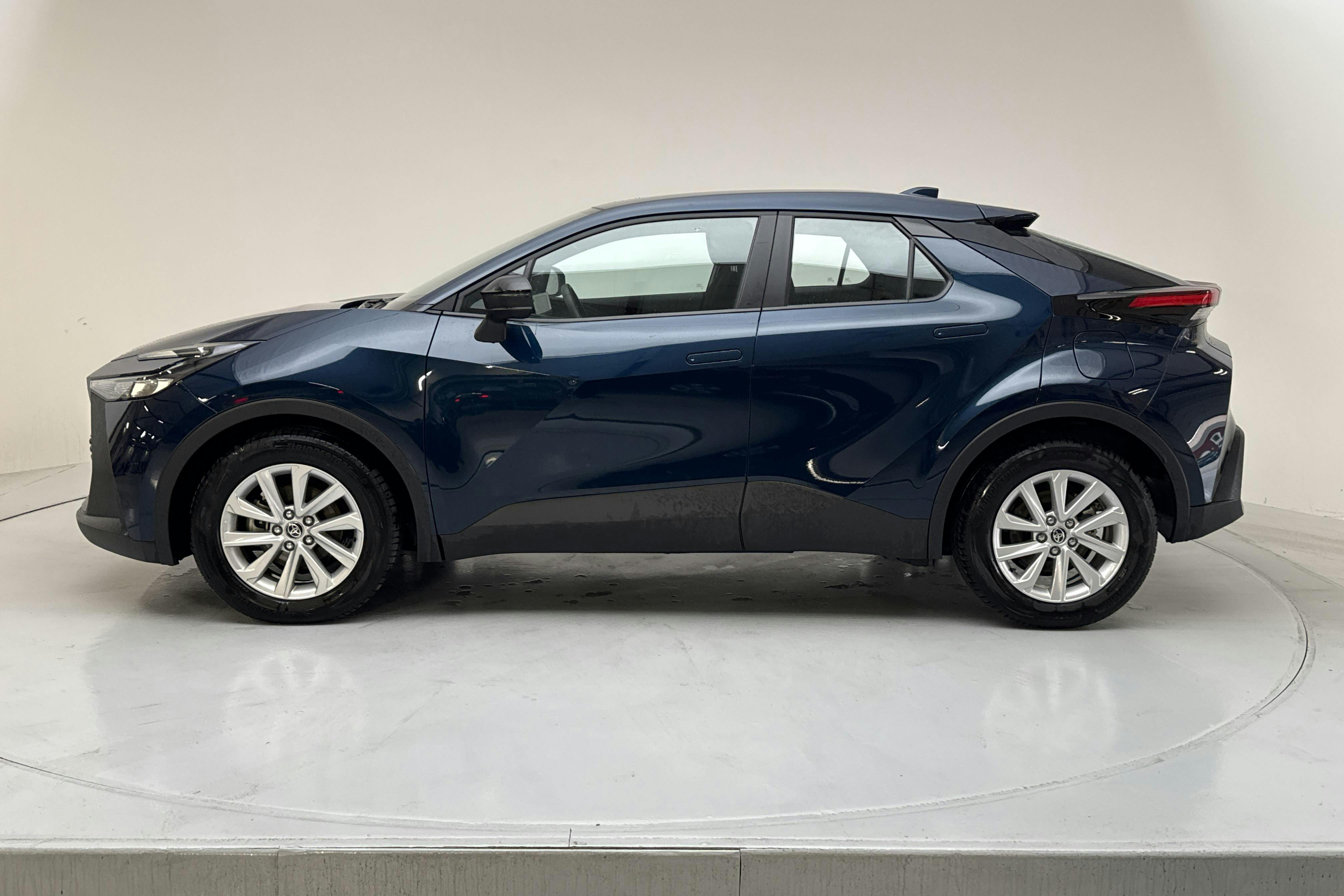Presentation photo 2 of 12: Toyota C-HR Hybrid e-CVT (140hk) - 7 620 km - Automatic - Dark Green - 2025