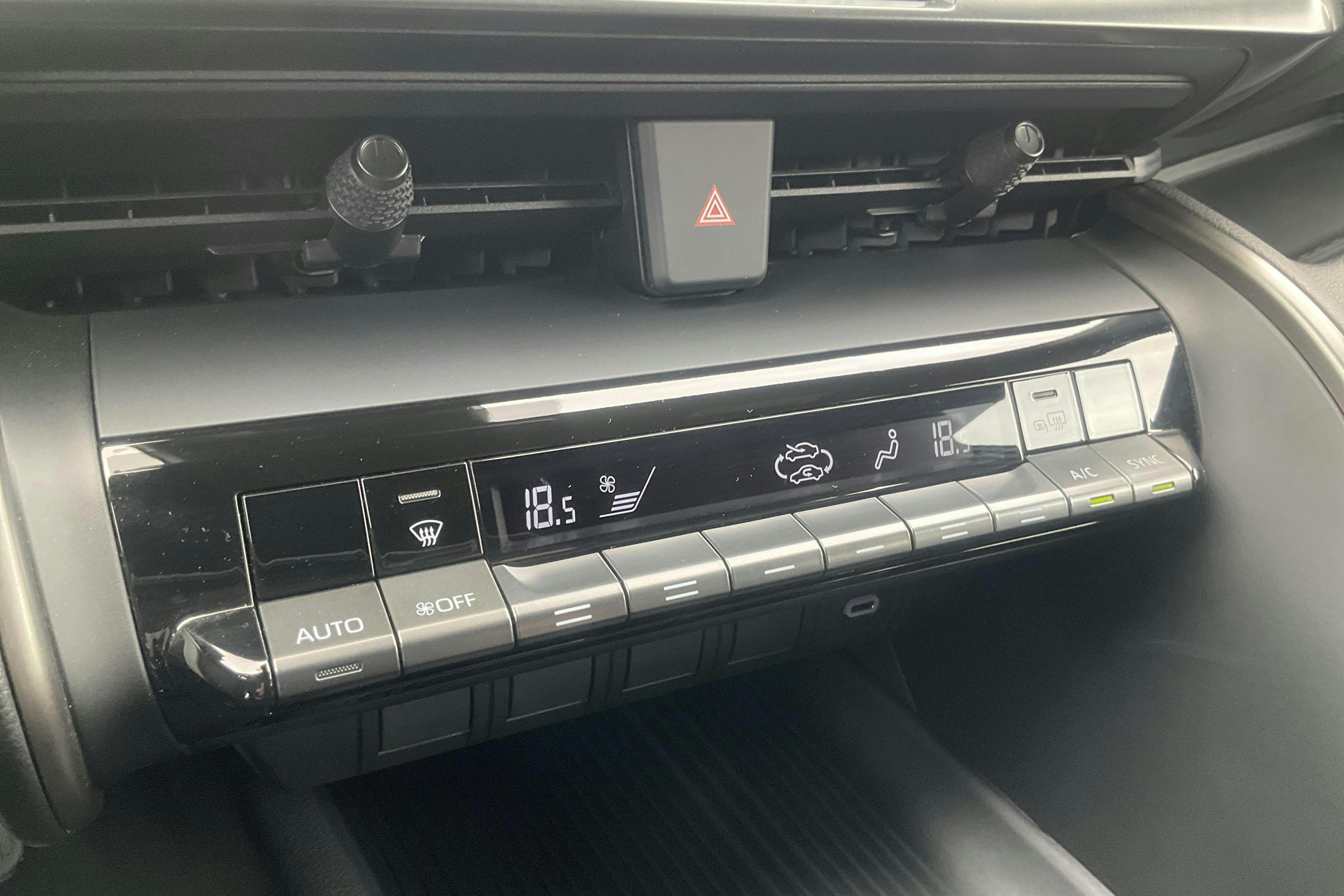 Presentation photo 12 of 12: Toyota C-HR Hybrid e-CVT (140hk) - 7 620 km - Automatic - Dark Green - 2025