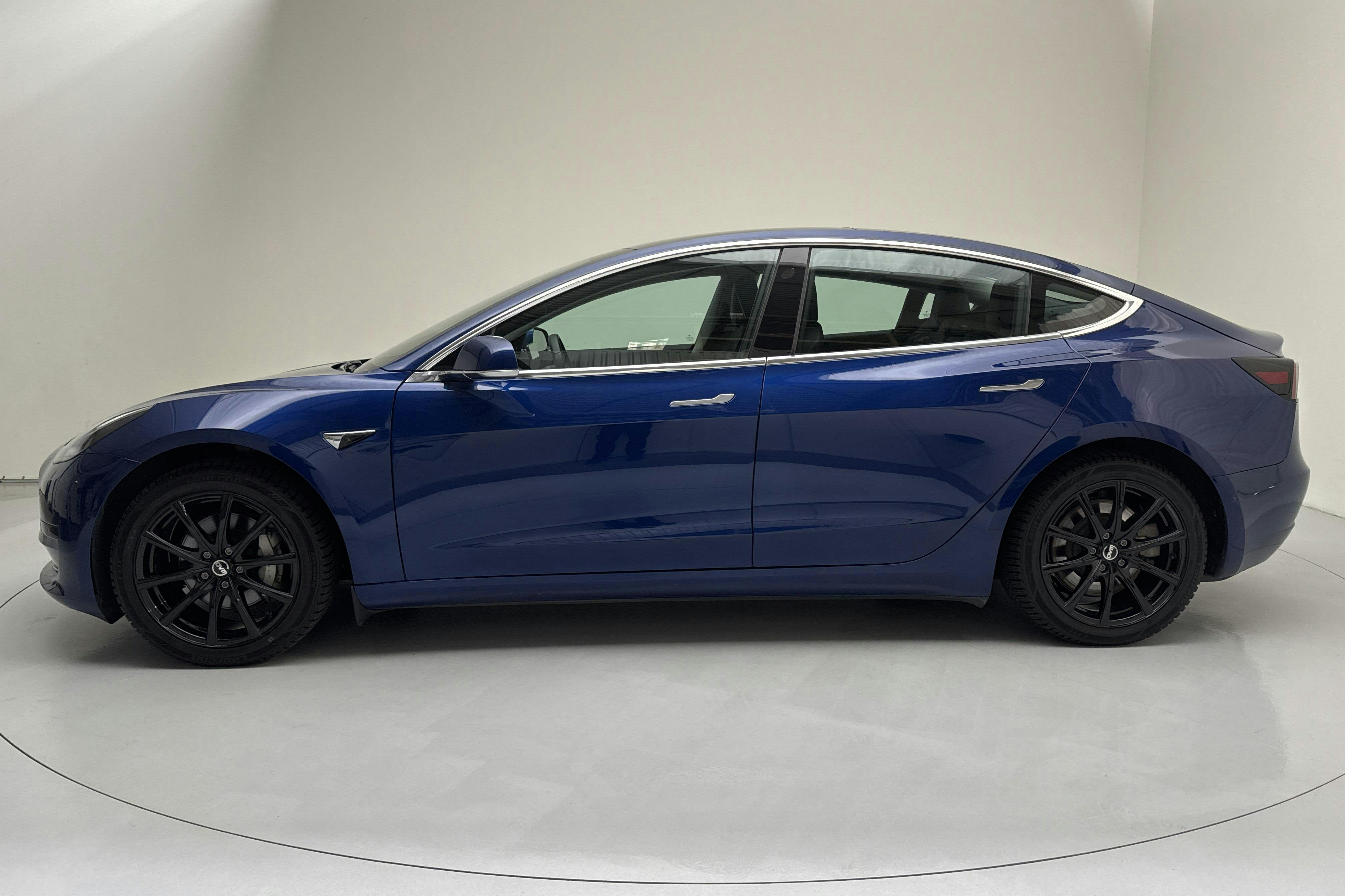 Presentationsfoto 2 av 19: Tesla Model 3 Standard Range RWD - 11 680 mil - Automat - blå - 2020