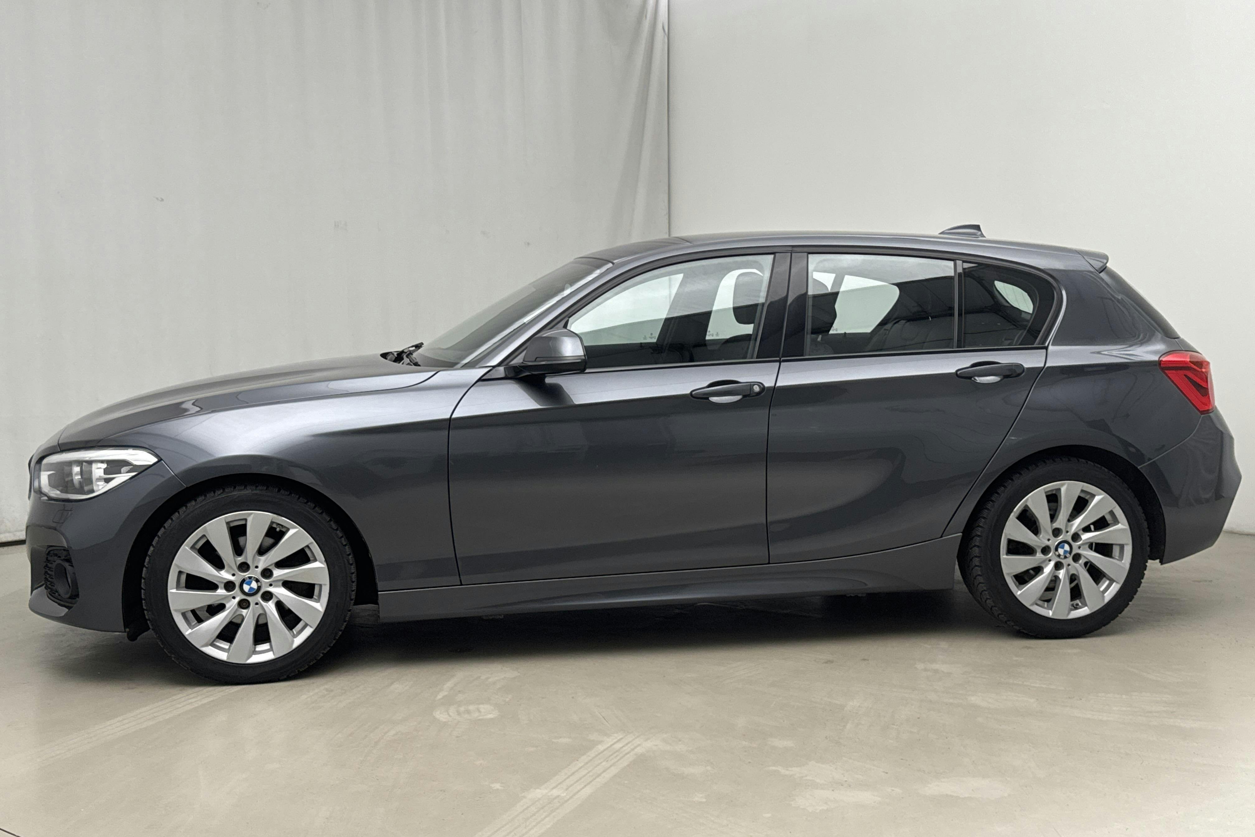 Presentationsfoto 2 av 17: BMW 120i 5dr, F20 (184hk) - 8 585 mil - Automat - grå - 2019