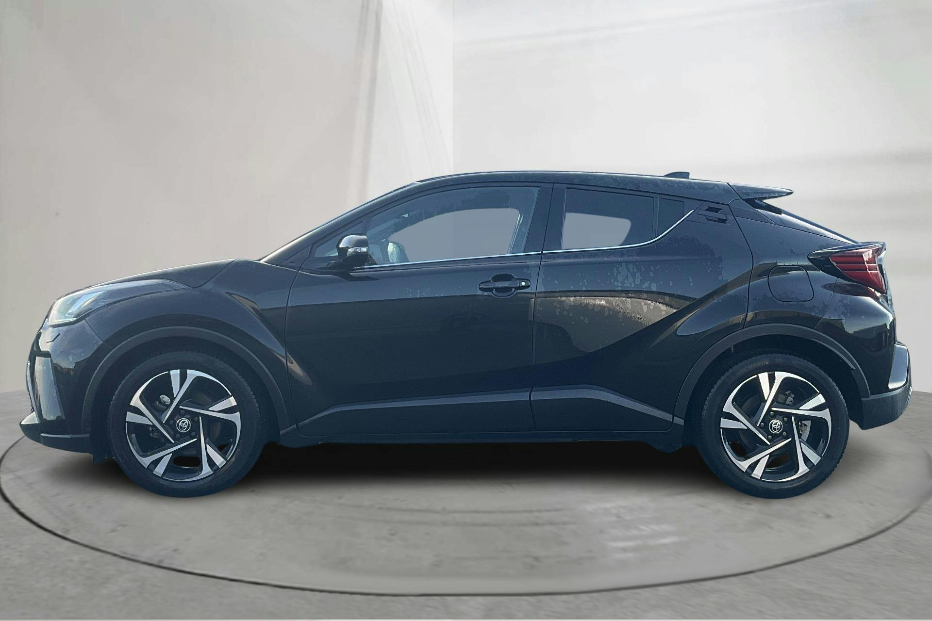 Esittelykuva 2 osoitteesta 19: Toyota C-HR 2.0 HSD (184hk) - 16 000 km - Automaattinen - musta - 2023