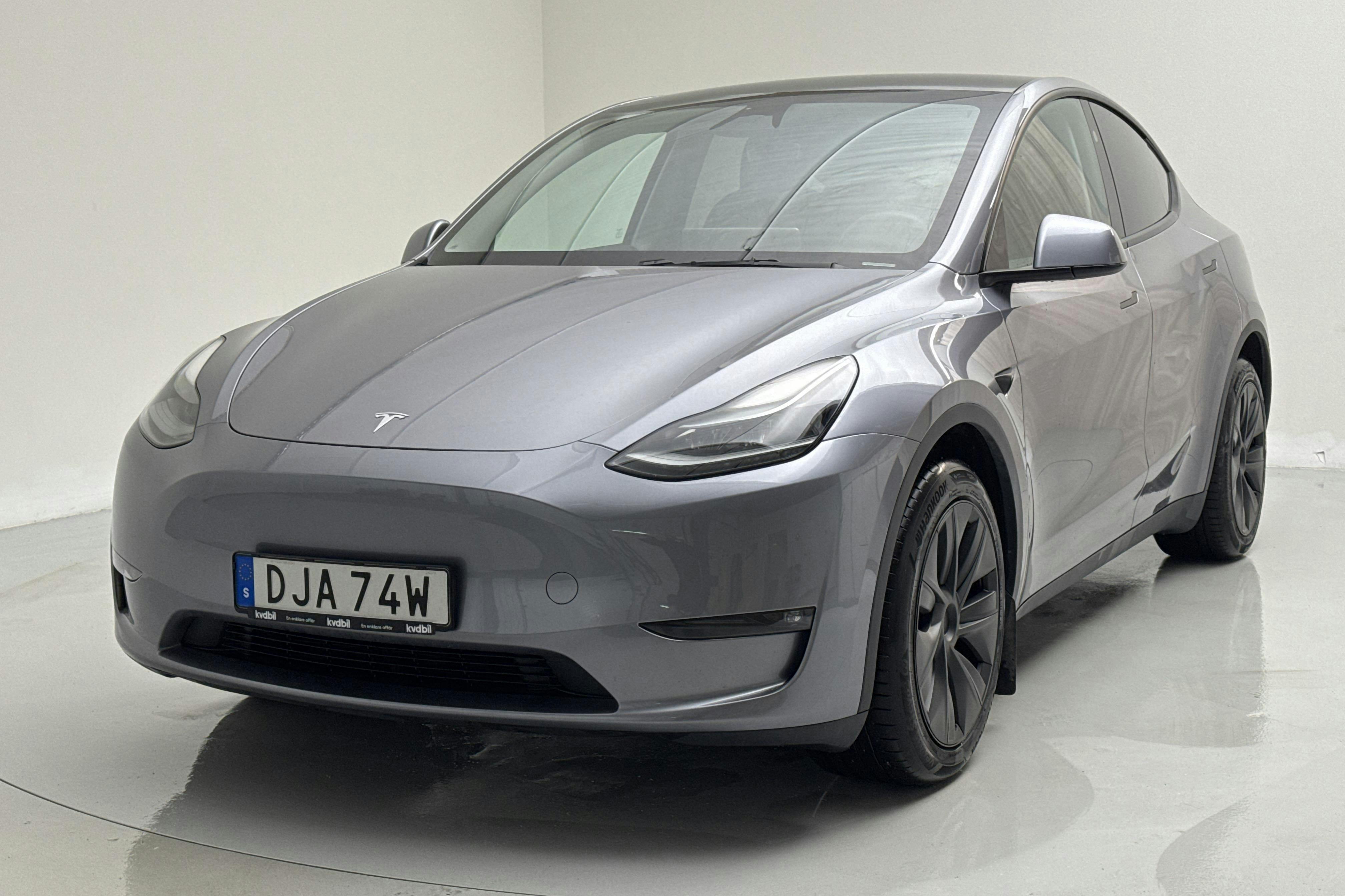 Presentationsfoto 1 av 16: Tesla Model Y Long Range Dual Motor AWD - 2 585 mil - Automat - grå - 2024
