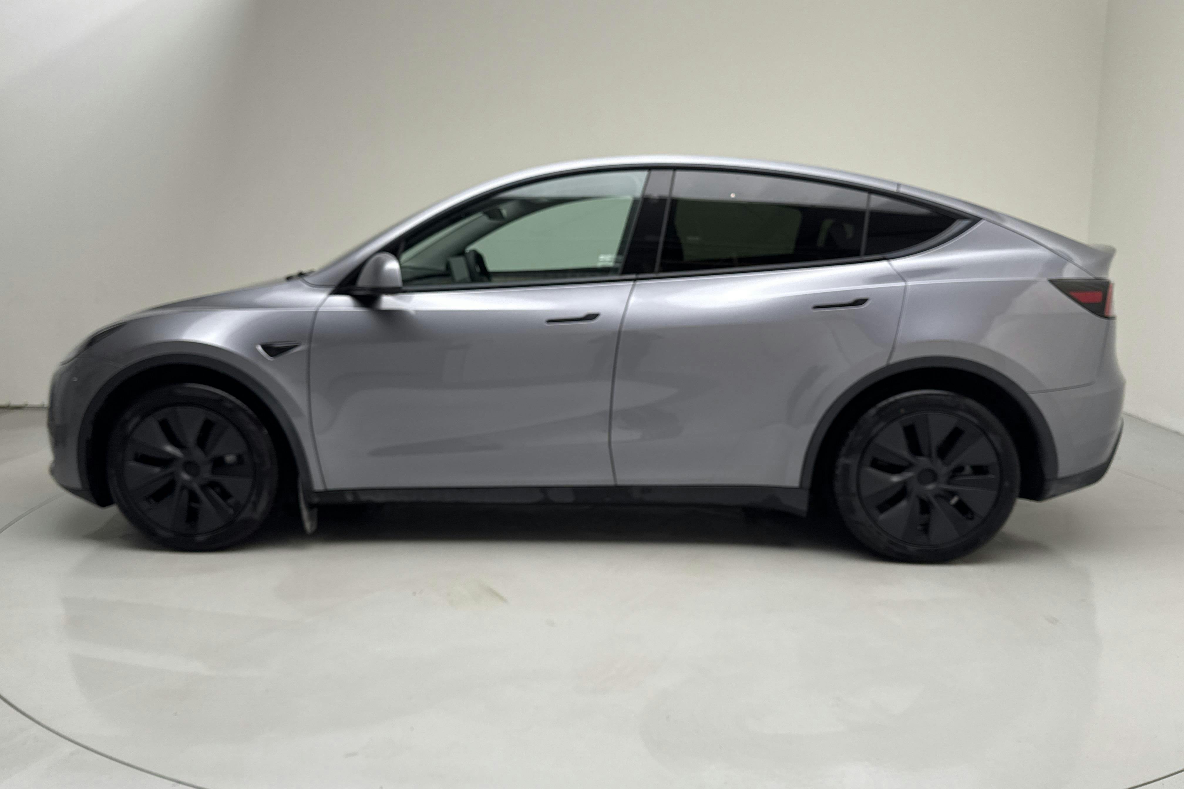 Presentationsfoto 2 av 16: Tesla Model Y Long Range Dual Motor AWD - 2 585 mil - Automat - grå - 2024