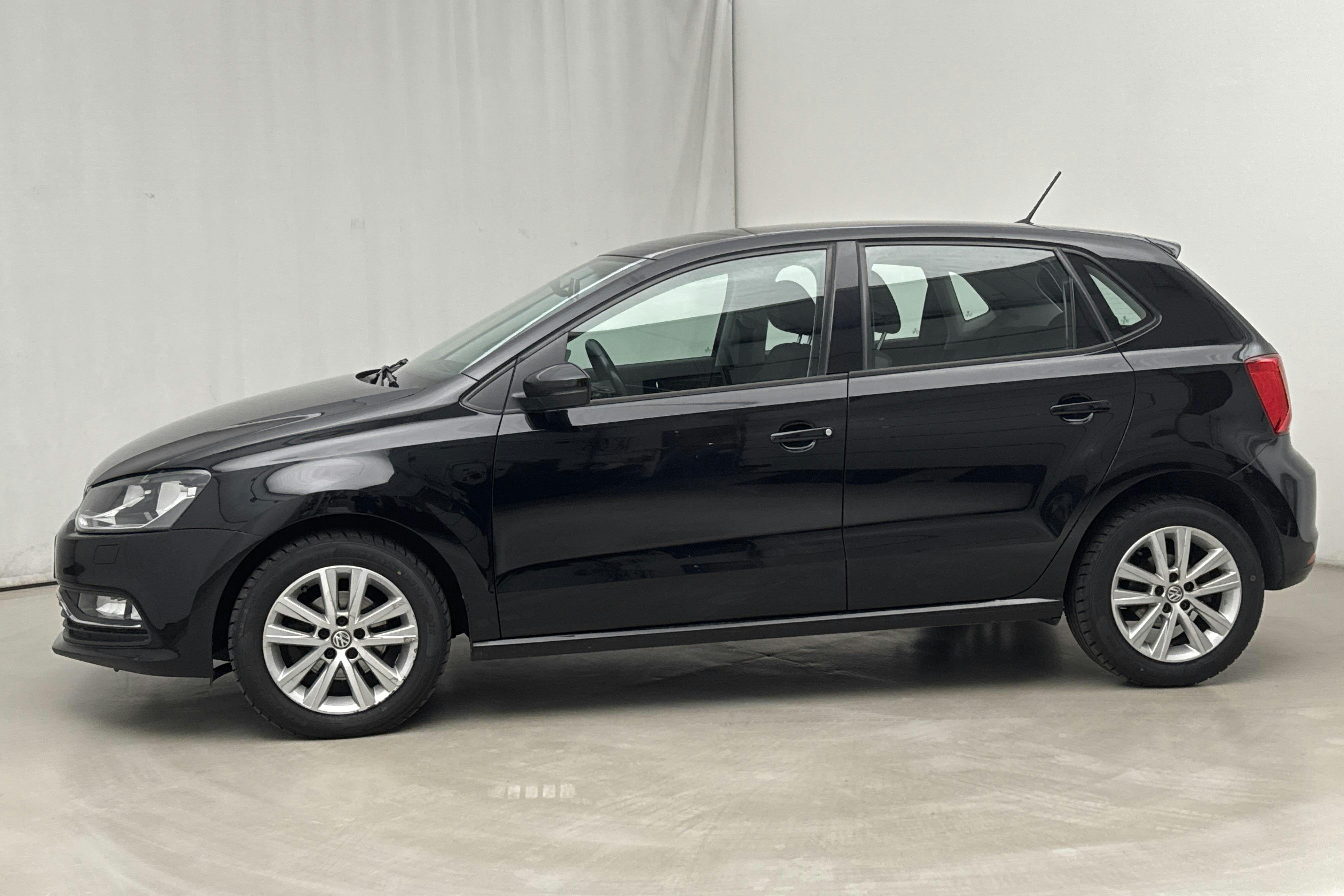 Esitlusfoto 2 aadressil 14: VW Polo 1.2 TSI 5dr (90hk) - 102 660 km - Automaatne - must - 2017