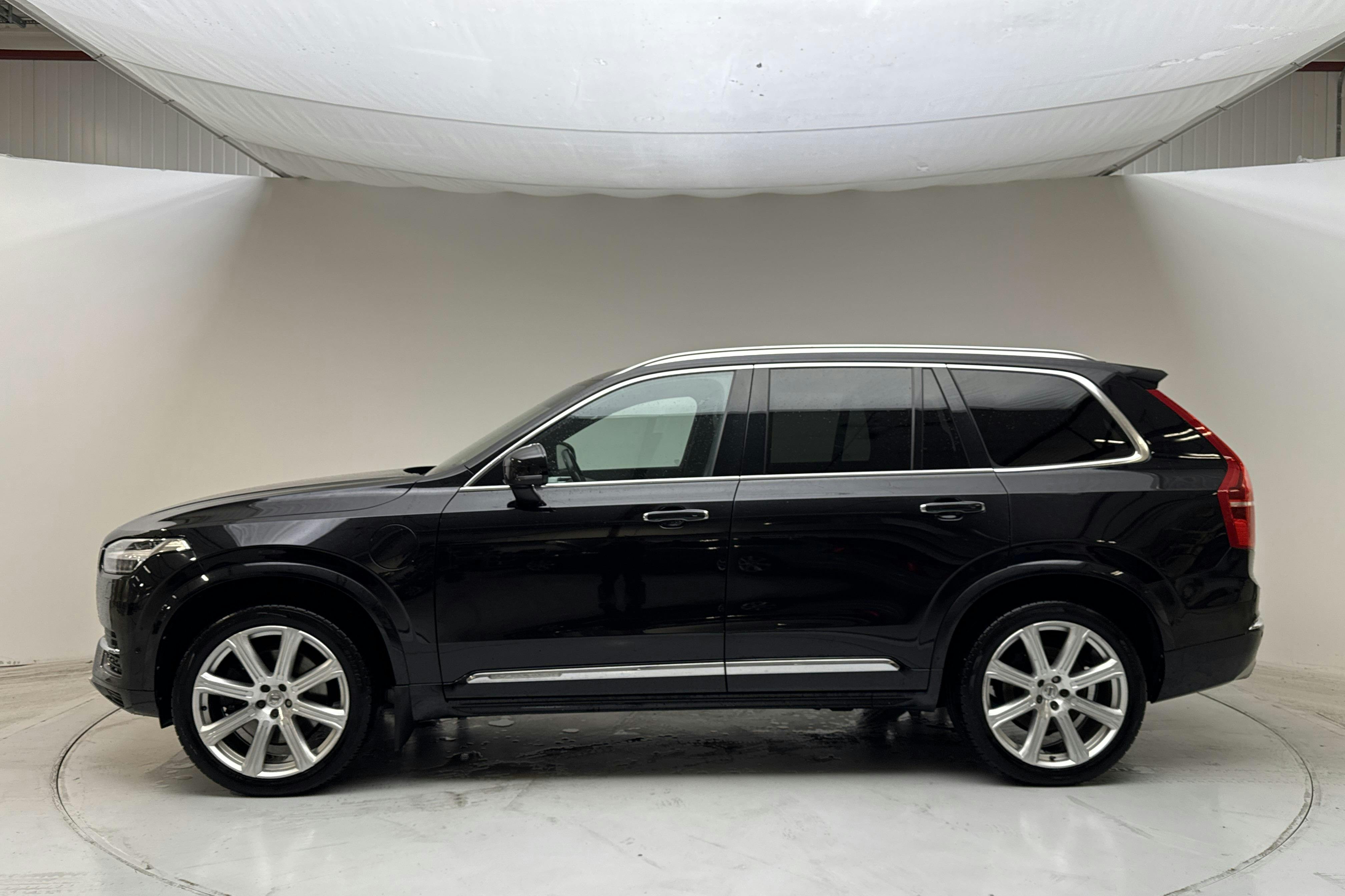 Presentationsfoto 2 av 18: Volvo XC90 T8 AWD Twin Engine (400hk) - 14 727 mil - Automat - svart - 2017