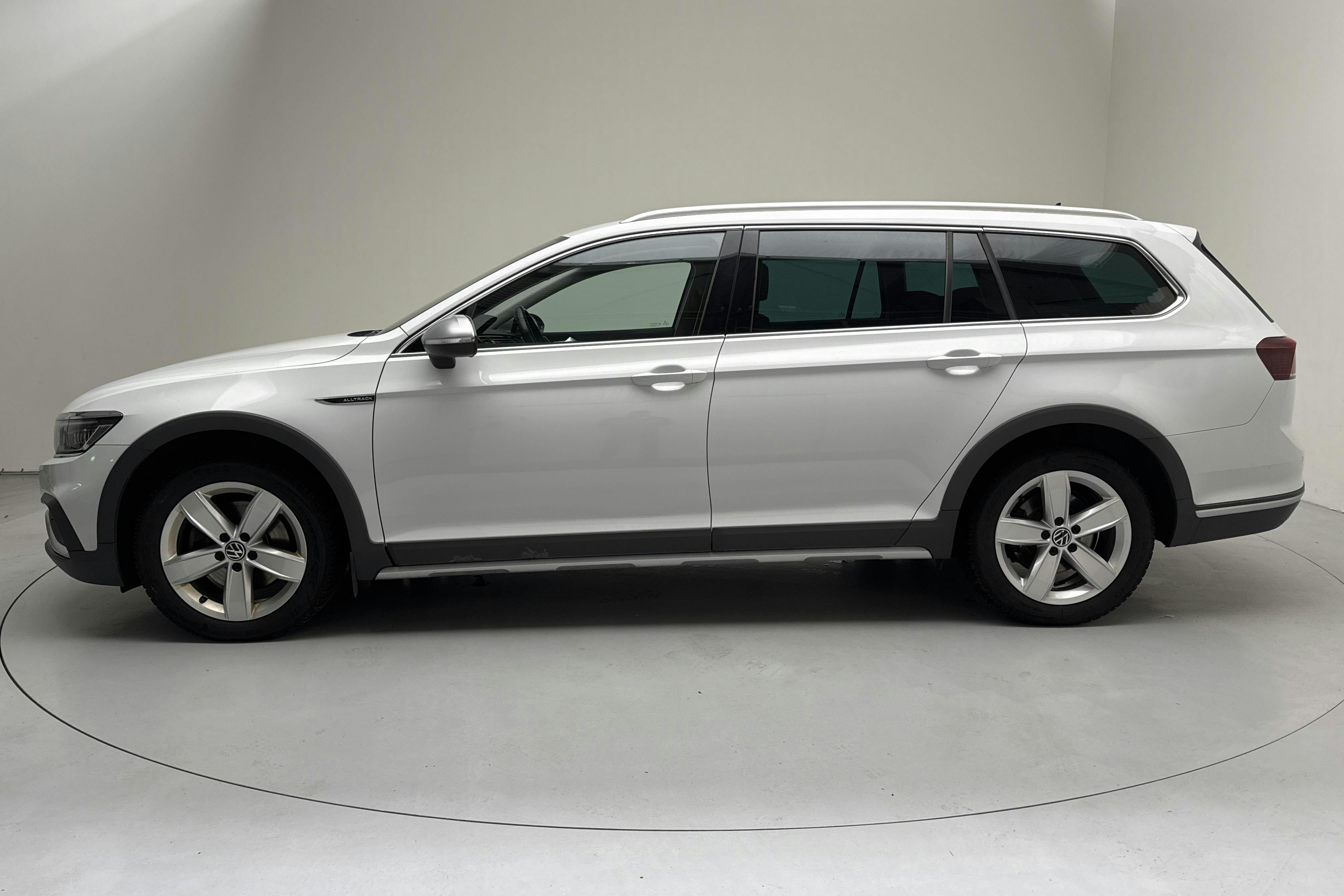 Presentationsfoto 2 av 16: VW Passat Alltrack 2.0 TDI Sportscombi 4Motion (200hk) - 15 994 mil - Automat - vit - 2022