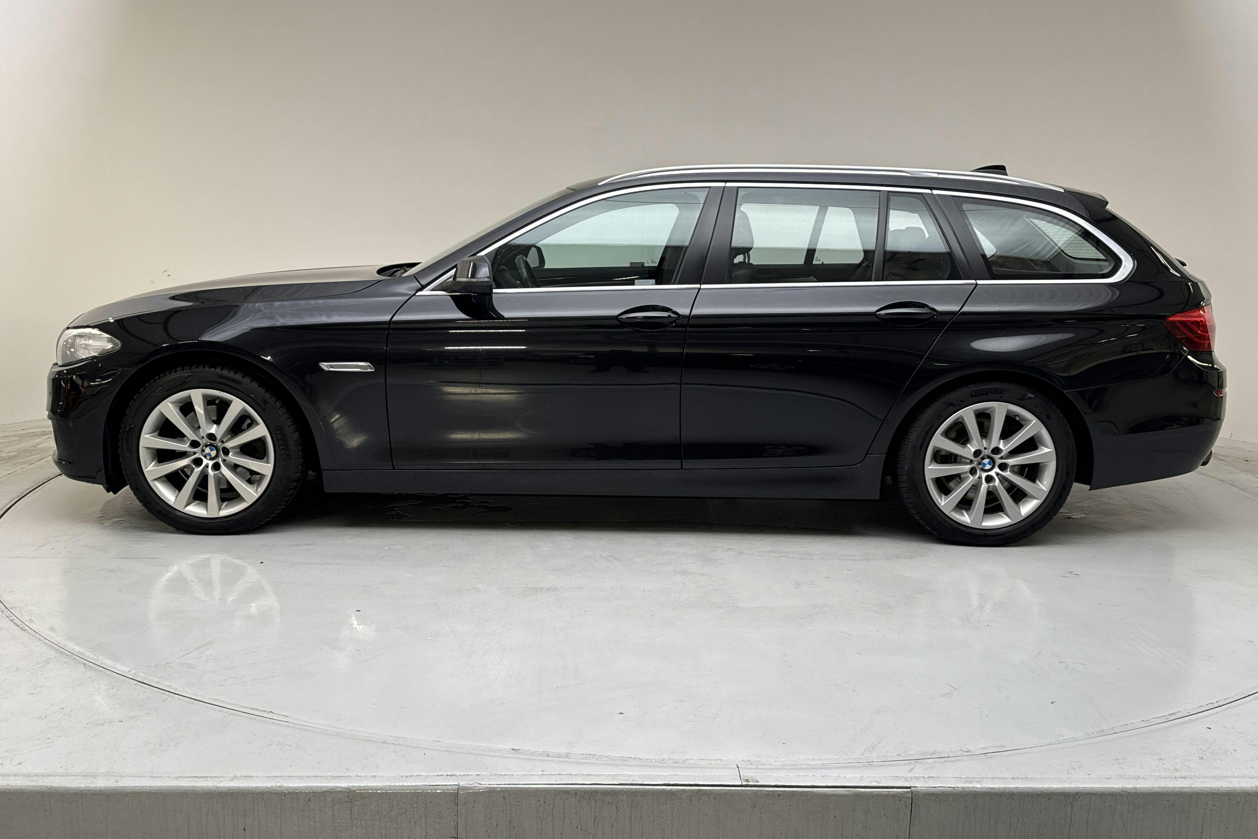 Esitlusfoto 2 aadressil 12: BMW 520d xDrive Touring, F11 (190hk) - 164 290 km - Automaatne - must - 2017