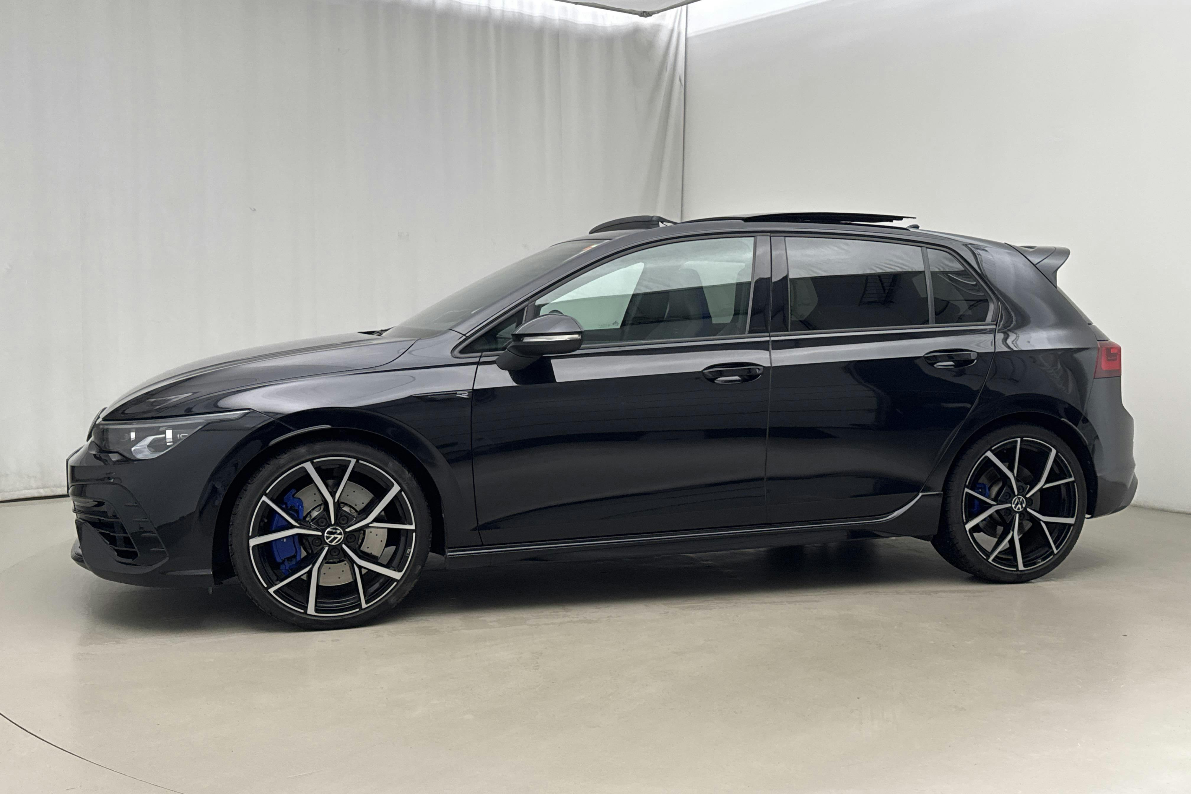 Presentationsfoto 2 av 30: VW Golf VIII R 4-Motion (320hk) - 7 303 mil - Automat - svart - 2022