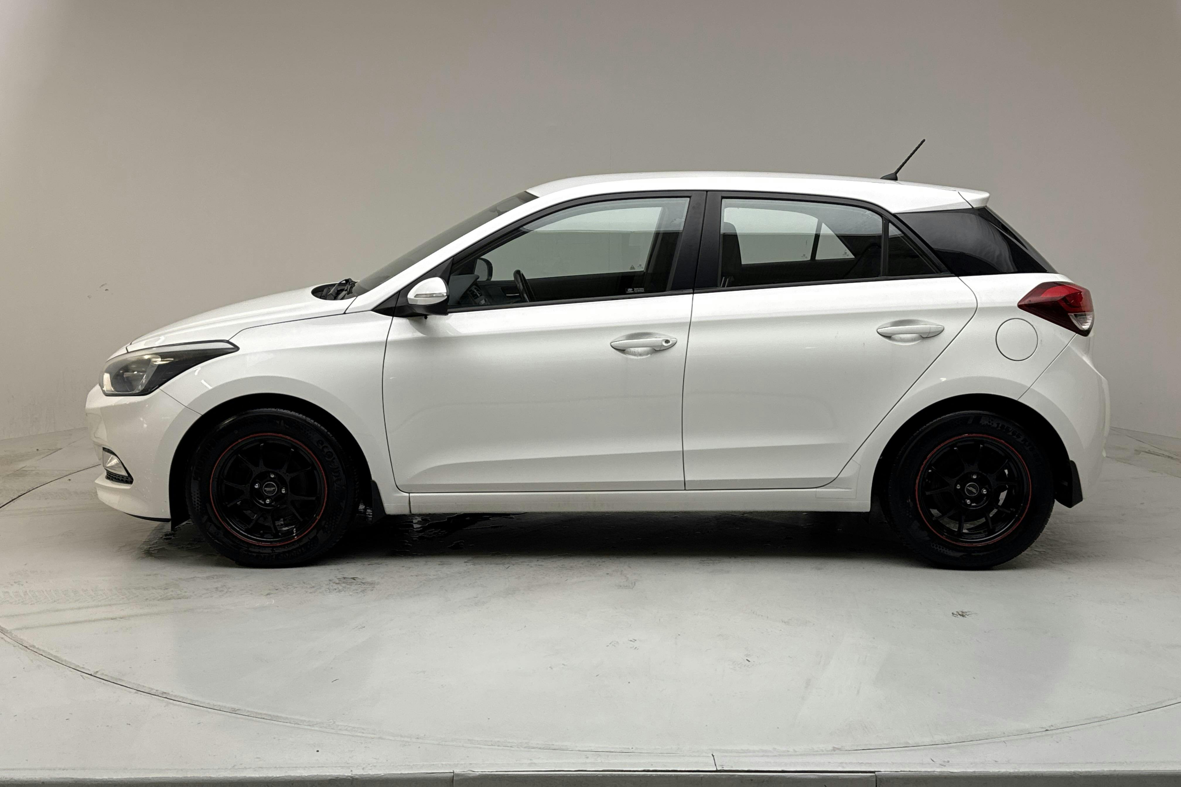 Esittelykuva 2 osoitteesta 13: Hyundai i20 1.2 (84hk) - 99 390 km - Manuaalinen - valkoinen - 2016