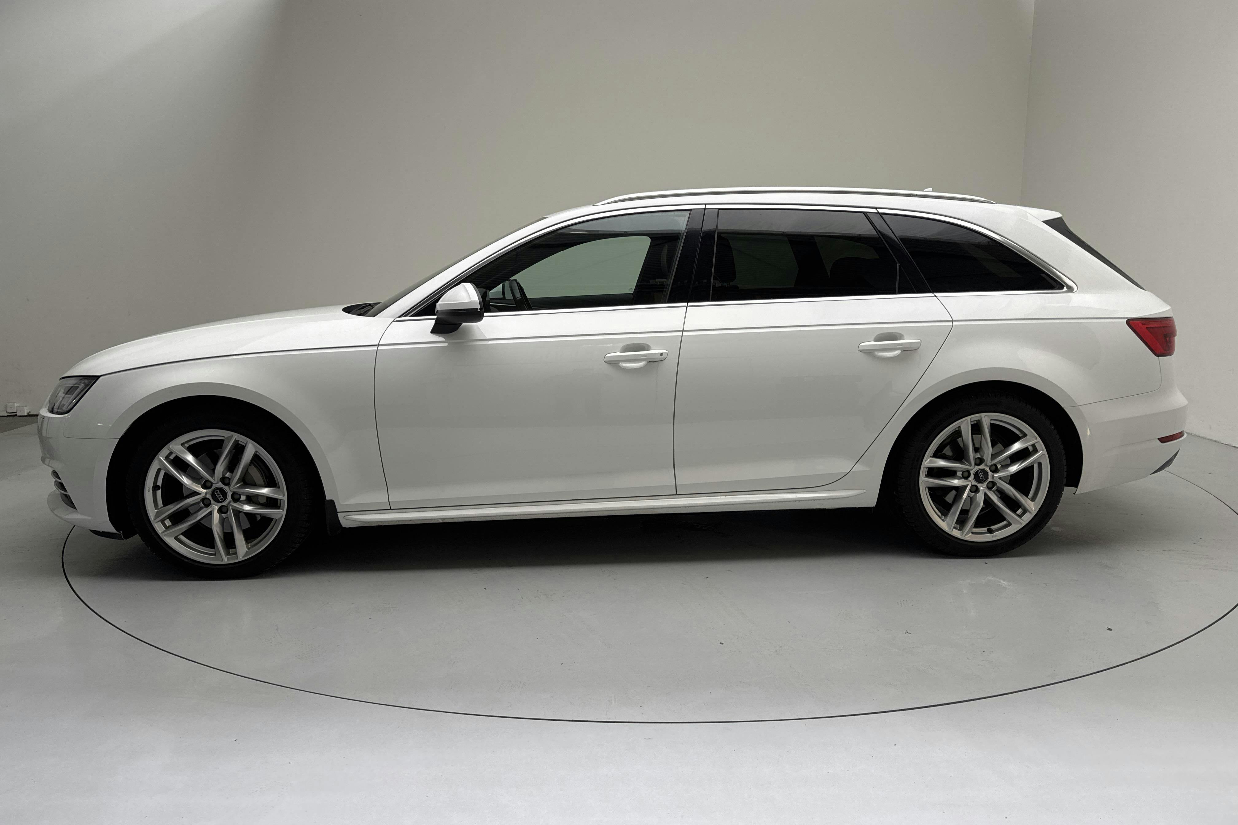 Presentationsfoto 2 av 12: Audi A4 2.0 TDI Avant quattro (190hk) - 16 015 mil - Automat - vit - 2016