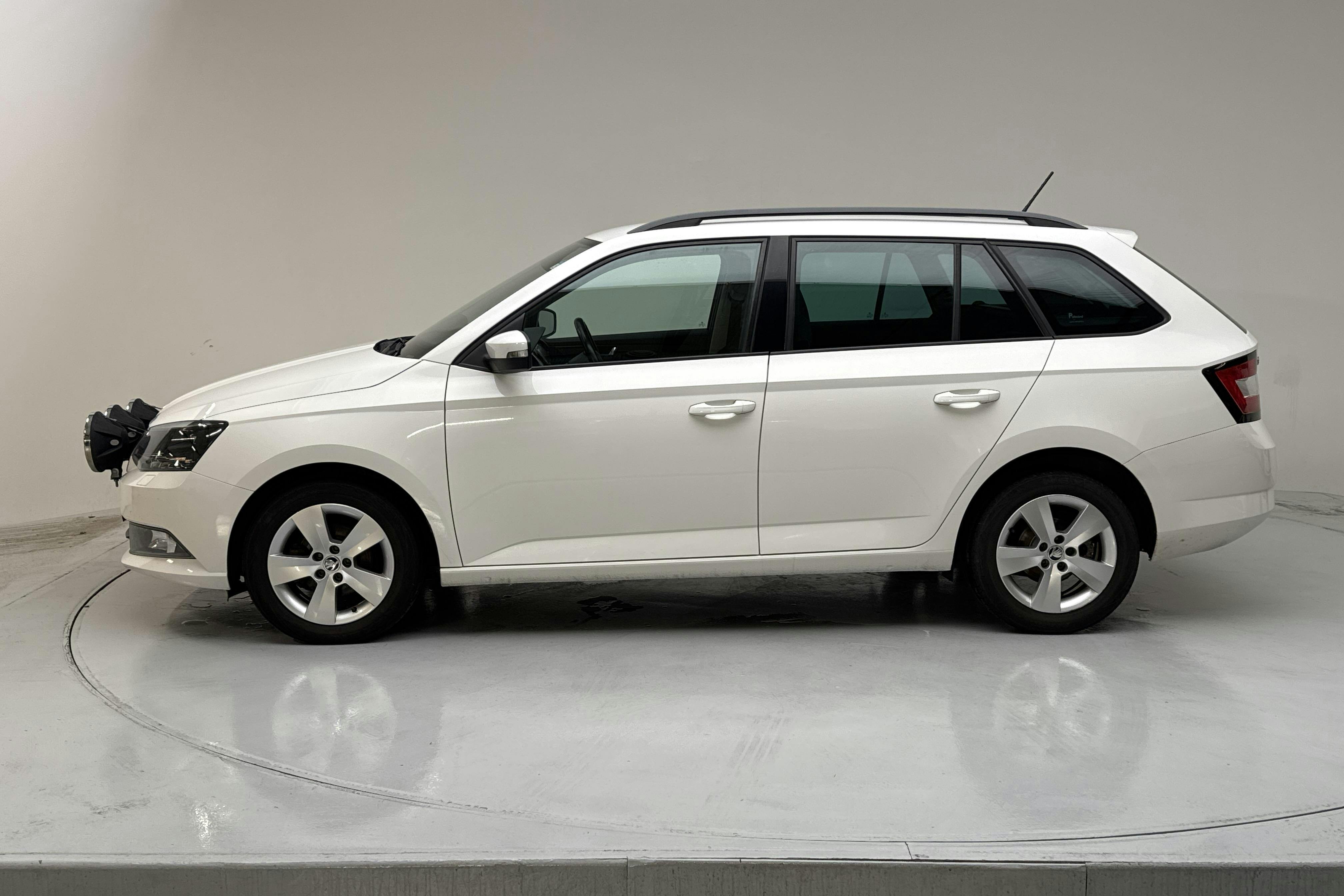 Presentation photo 2 of 12: Skoda Fabia 1.2 TSI Kombi (90hk) - 142 920 km - Manual - white - 2016