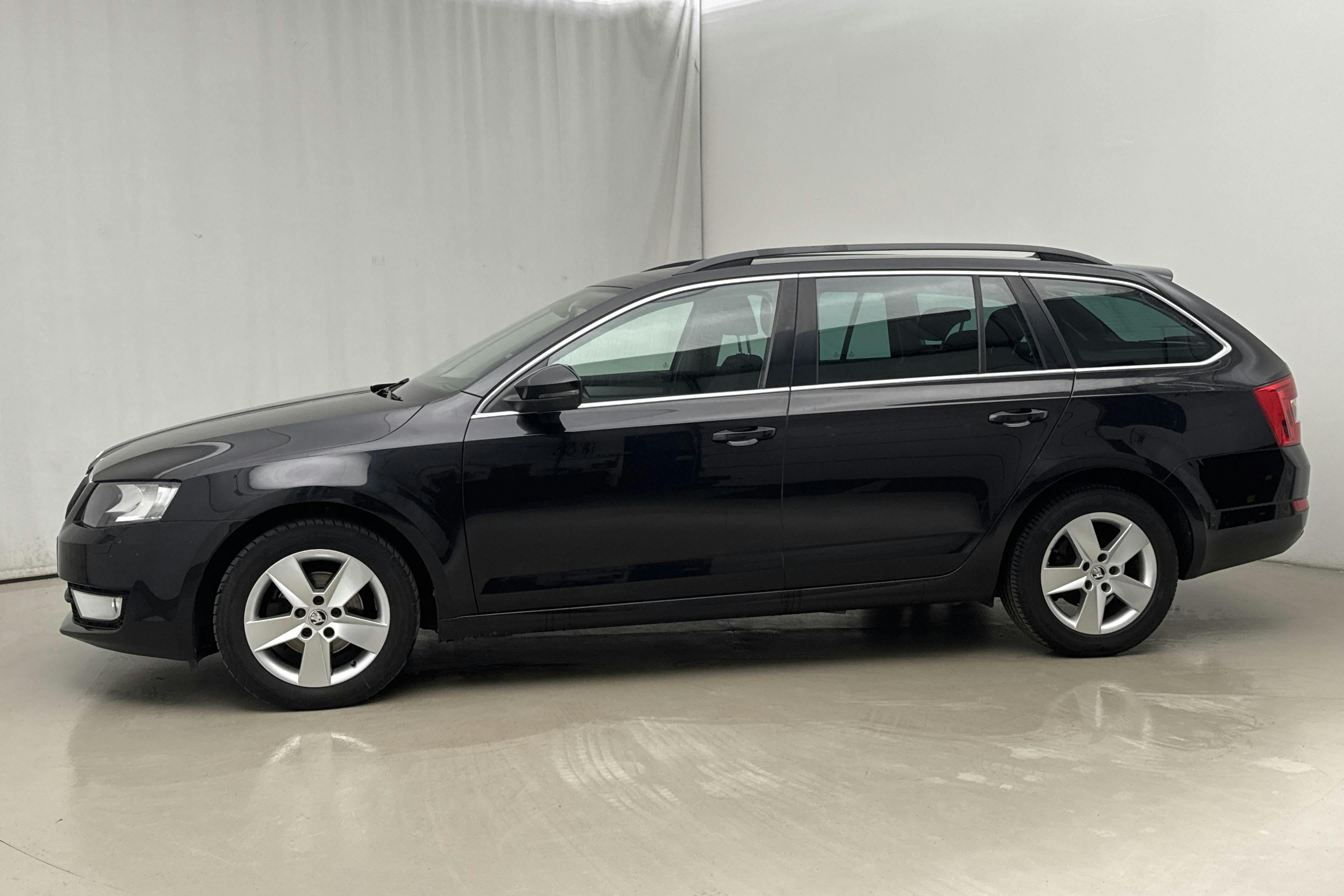 Esitlusfoto 2 aadressil 16: Skoda Octavia III 1.2 TSI Combi (110hk) - 133 140 km - Automaatne - must - 2016