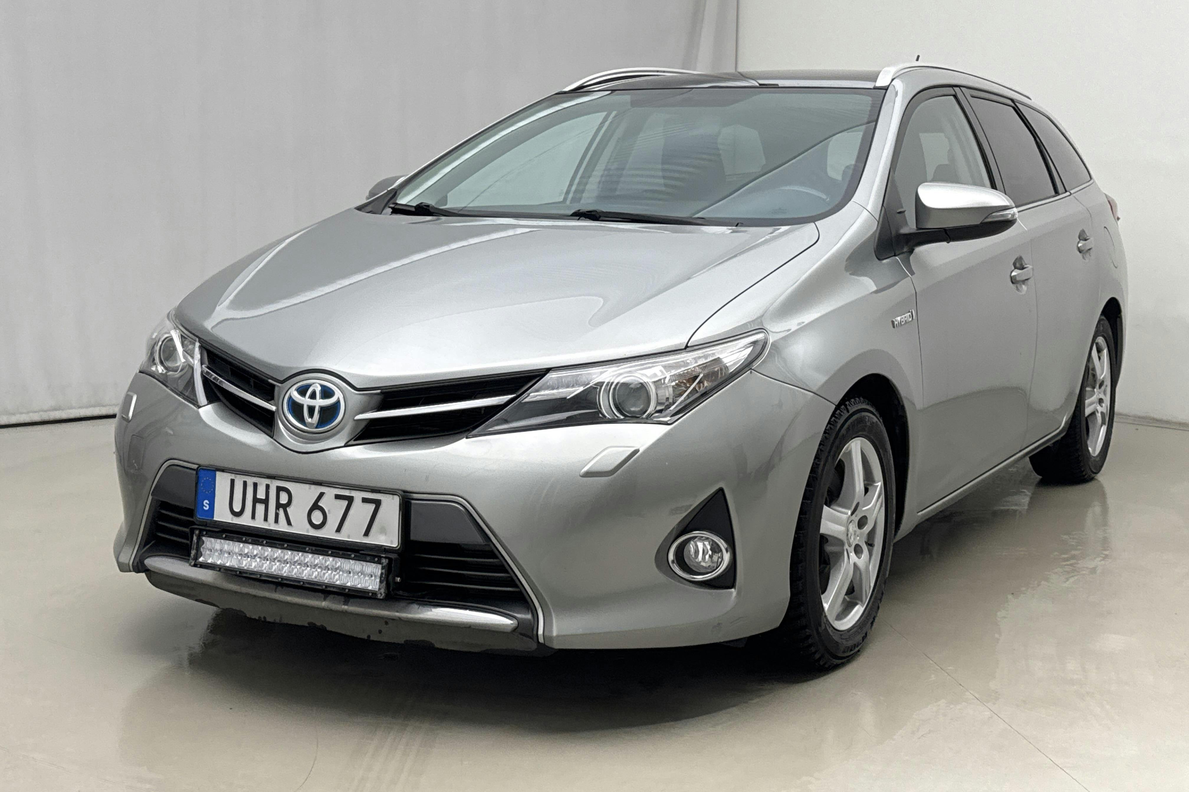 Toyota Auris 1.8 HSD Touring Sports (99hk) - 122 810 km - Automaatne - Light Grey - 2014