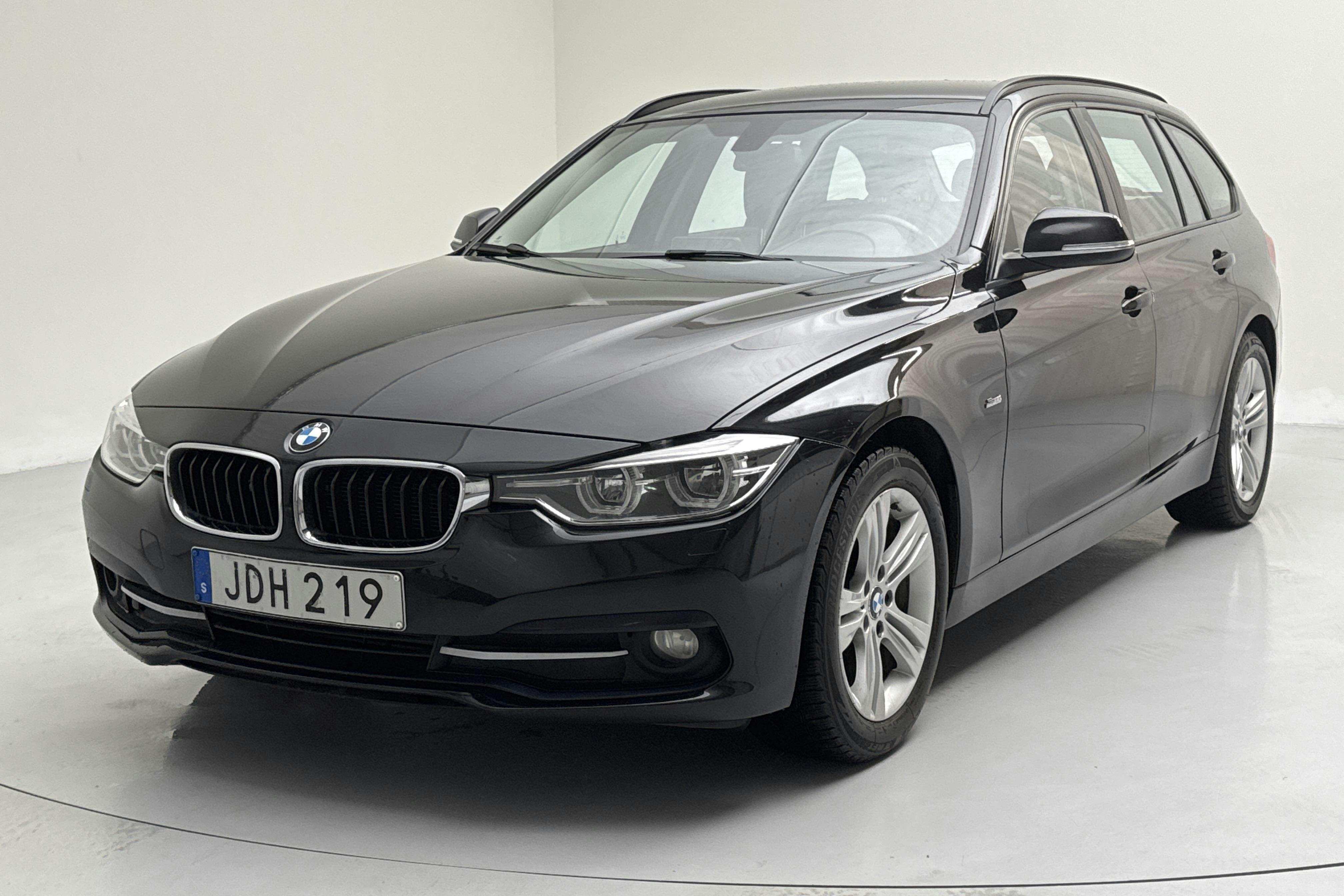 Presentationsfoto 1 av 12: BMW 318d Touring, F31 (150hk) - 12 698 mil - Manuell - svart - 2016