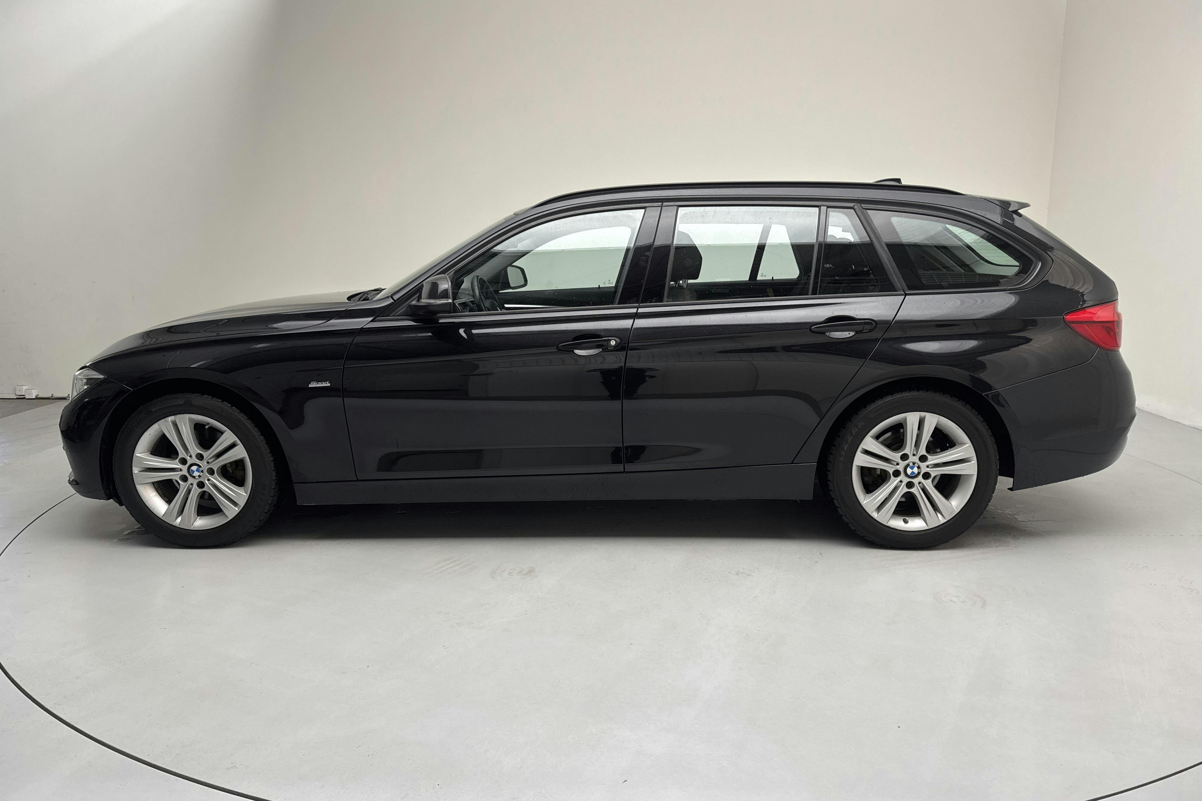 Presentationsfoto 2 av 12: BMW 318d Touring, F31 (150hk) - 12 698 mil - Manuell - svart - 2016