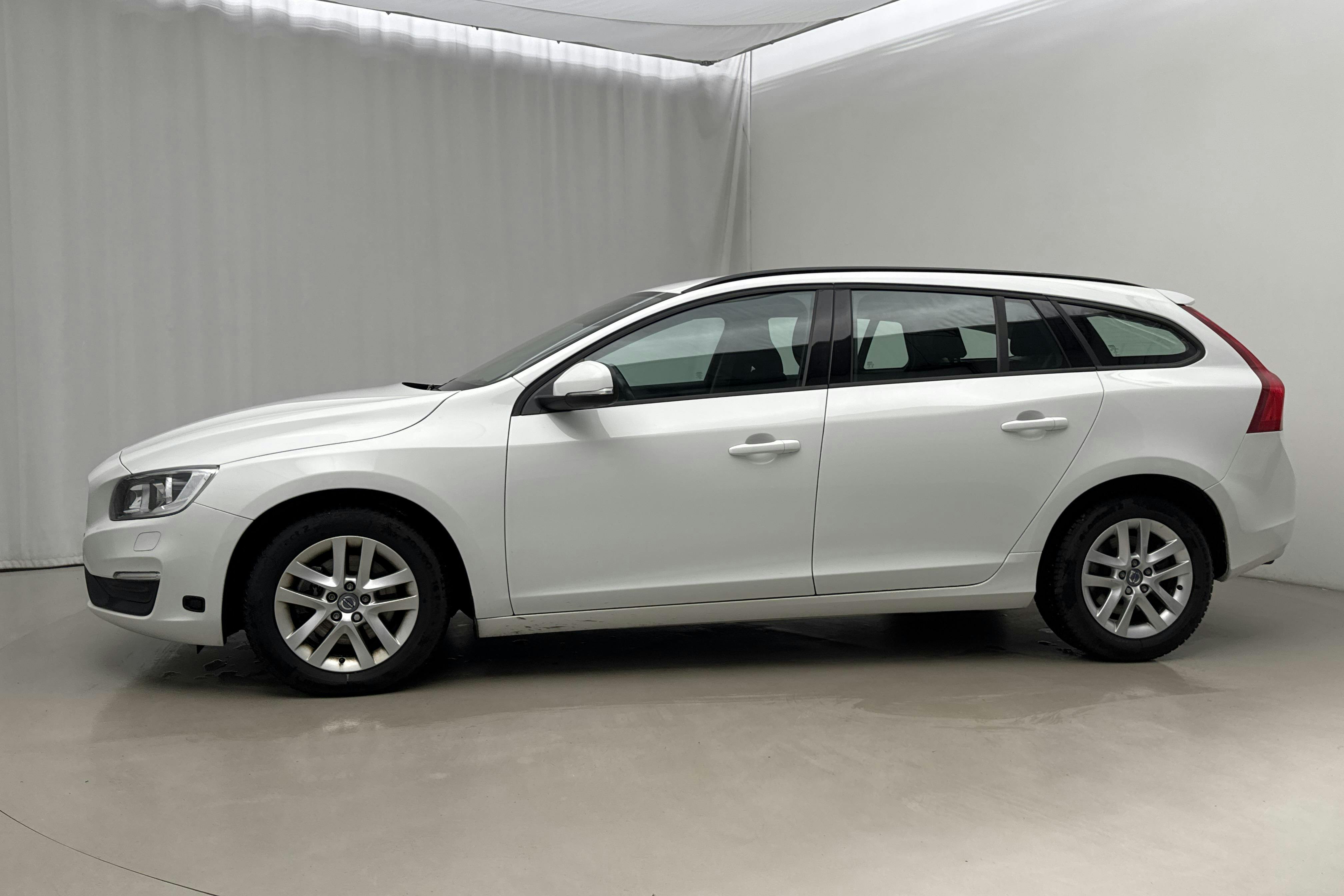 Presentation photo 2 of 19: Volvo V60 D2 (120hk) - 33 200 km - Automatic - white - 2017