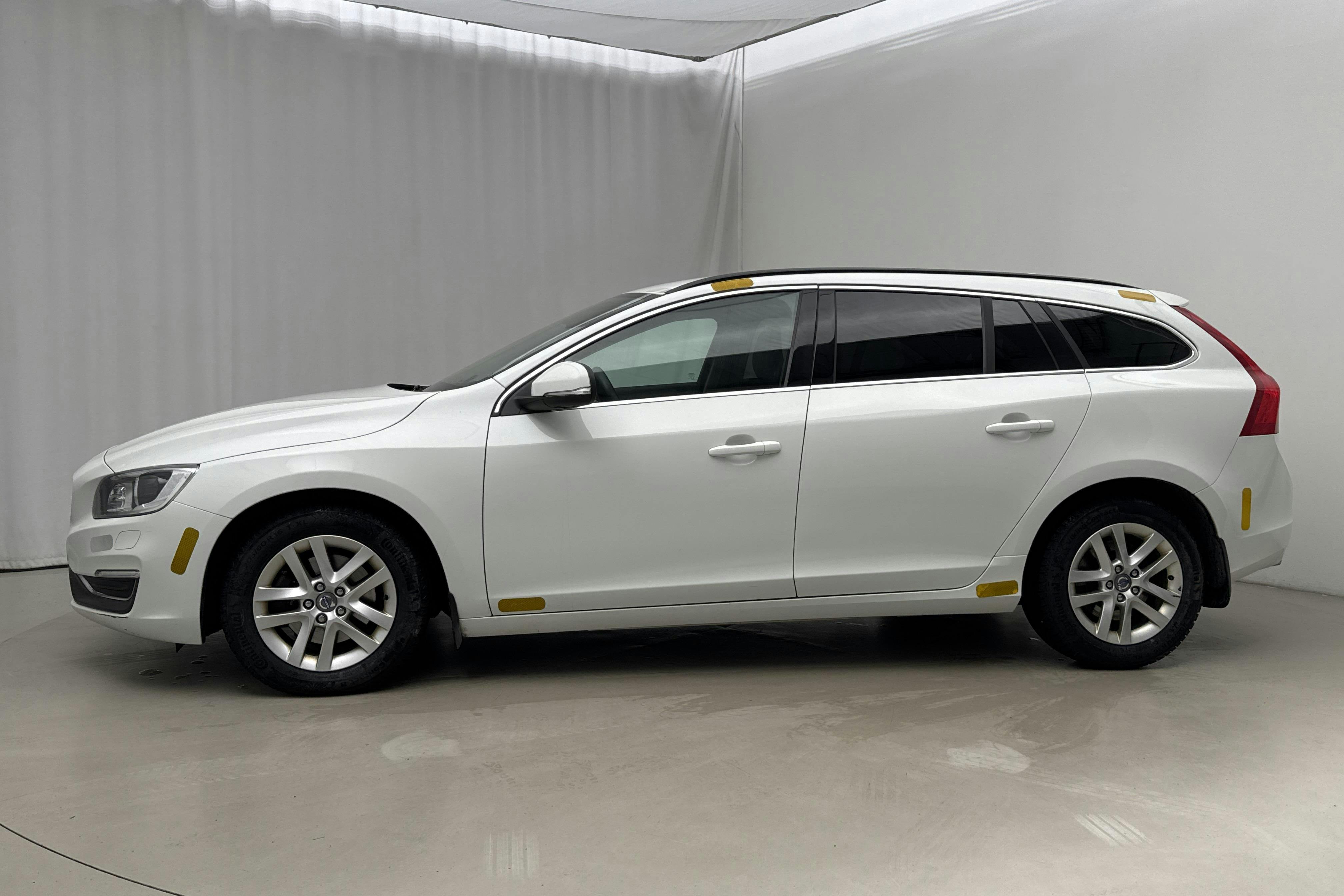 Presentation photo 2 of 19: Volvo V60 D4 (181hk) - 93 740 km - Automatic - white - 2014
