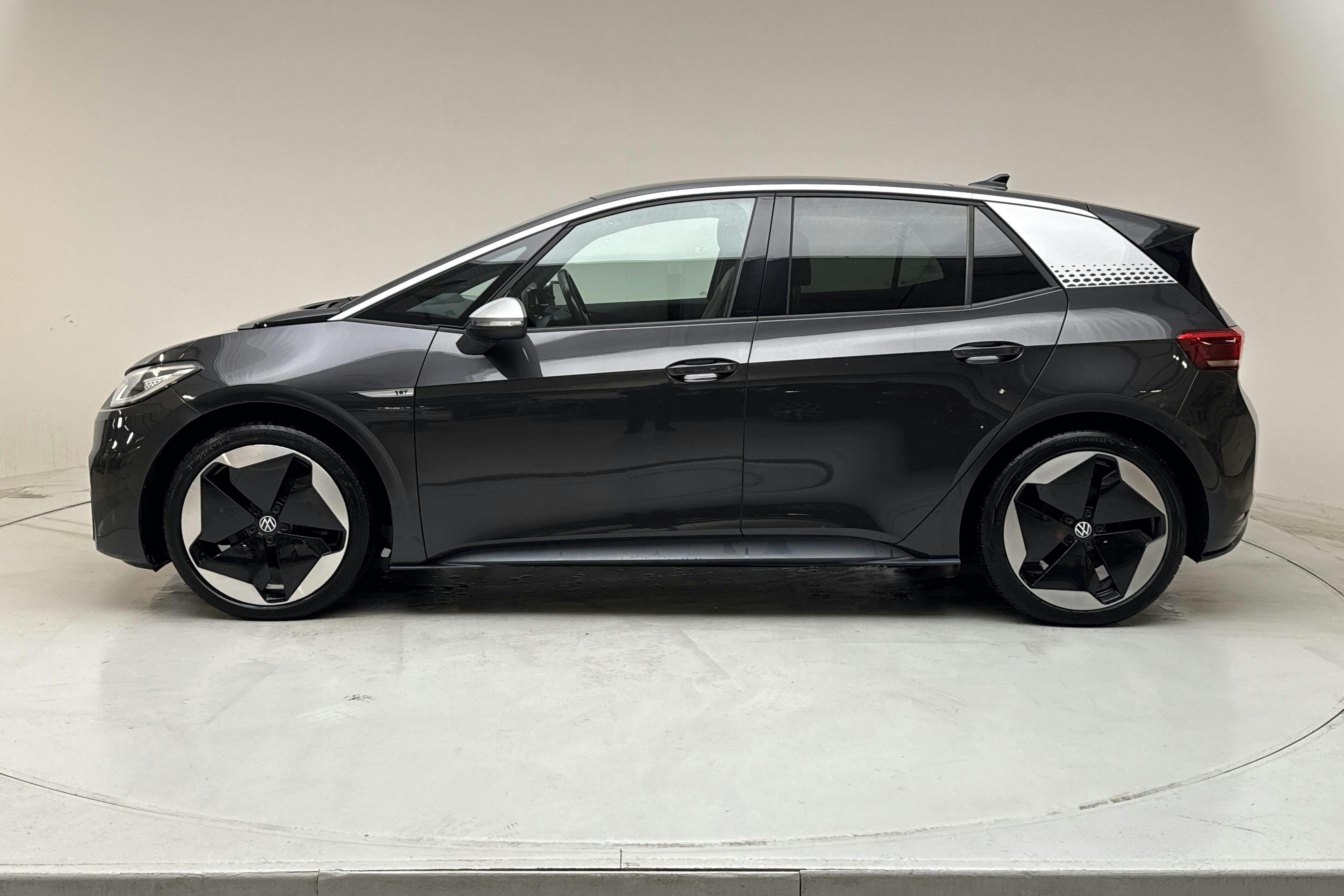 Presentationsfoto 2 av 17: VW ID.3 58kWh (204hk) - 5 168 mil - Automat - Dark Grey - 2021