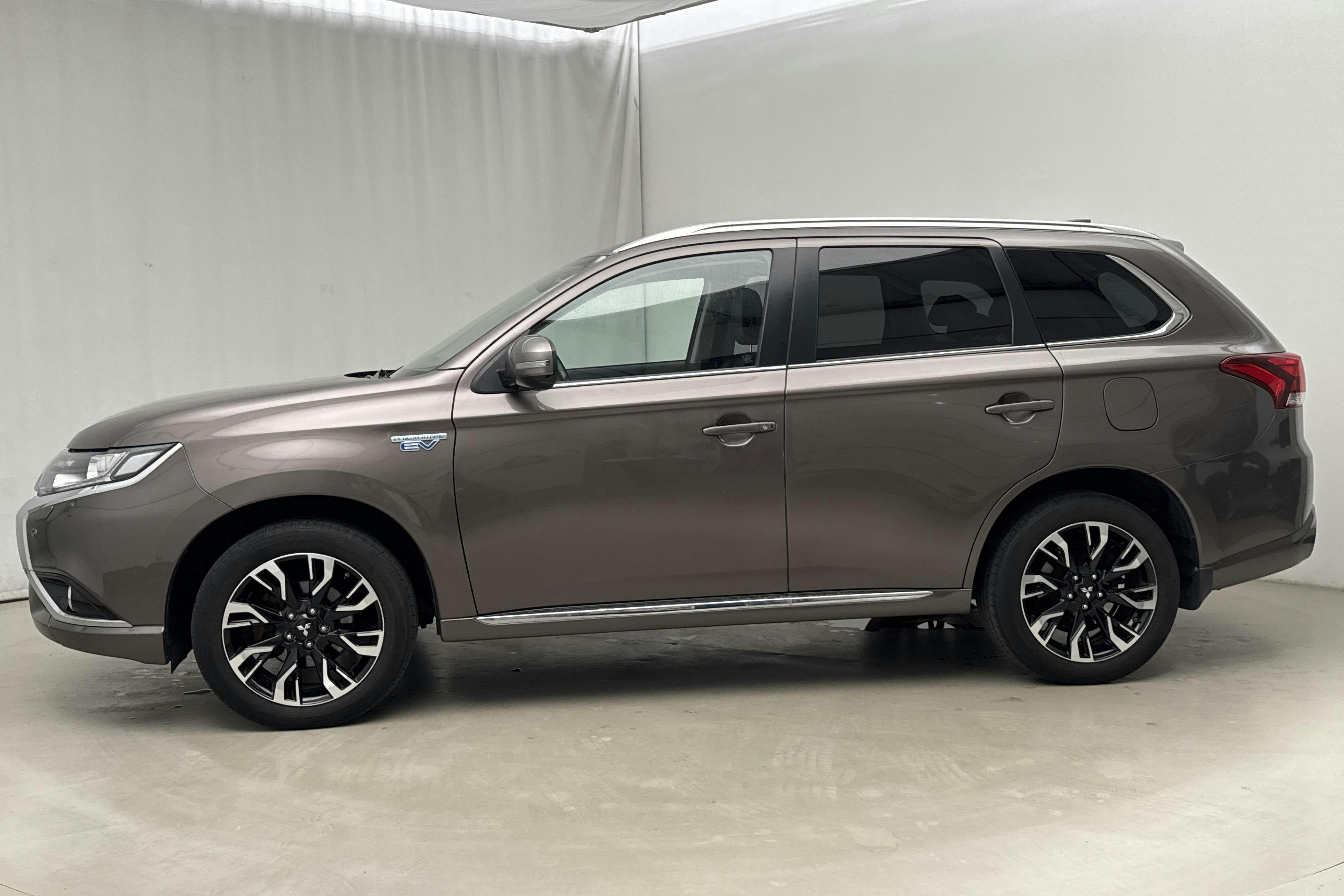 Presentationsfoto 2 av 19: Mitsubishi Outlander 2.0 Plug-in Hybrid 4WD (121hk) - 11 187 mil - Automat - brun - 2016