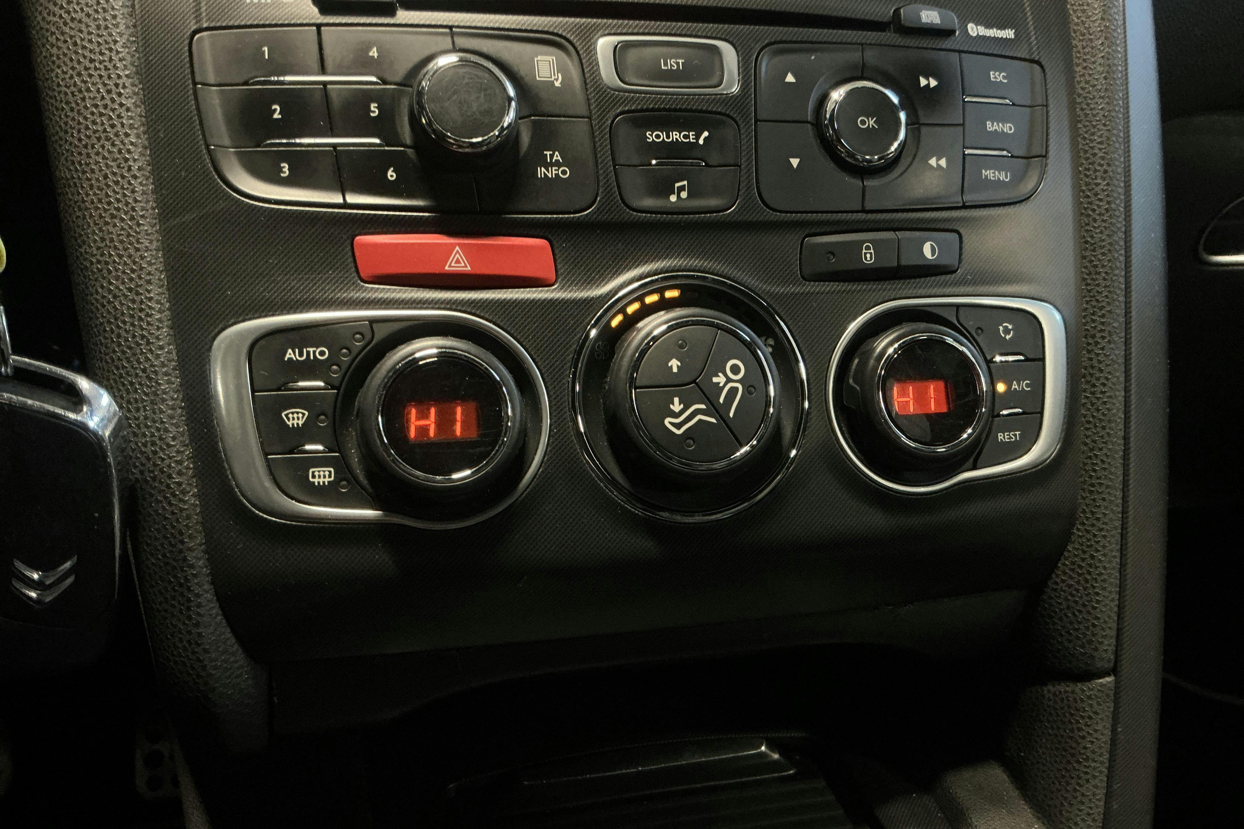 Presentation photo 13 of 13: Citroën DS4 1.6 e-HDi (110hk) - 236 810 km - Automatic - black - 2011