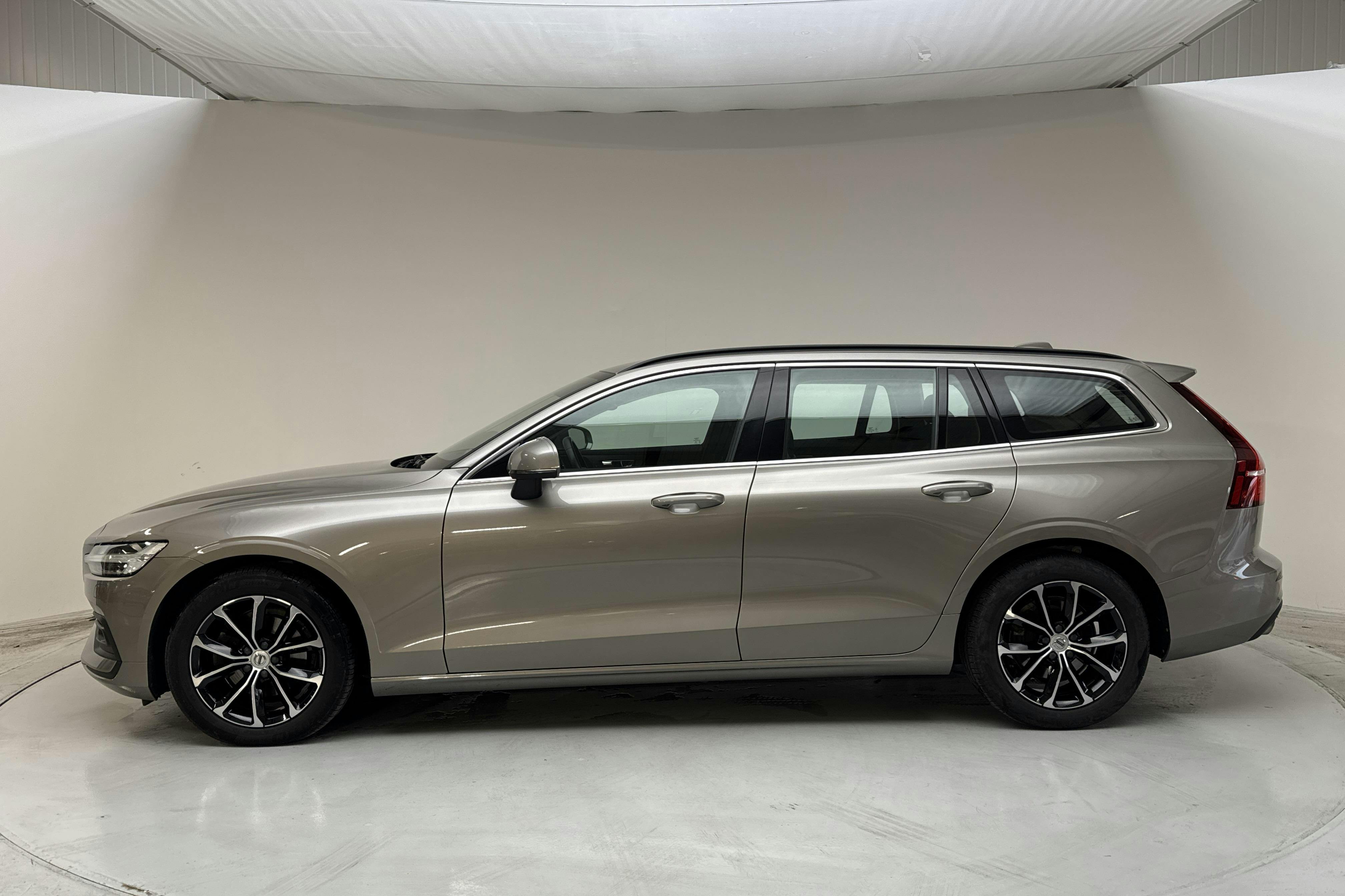 Presentationsfoto 2 av 18: Volvo V60 B4 Mildhybrid, Diesel (197hk) - 5 979 mil - Automat - grå - 2022