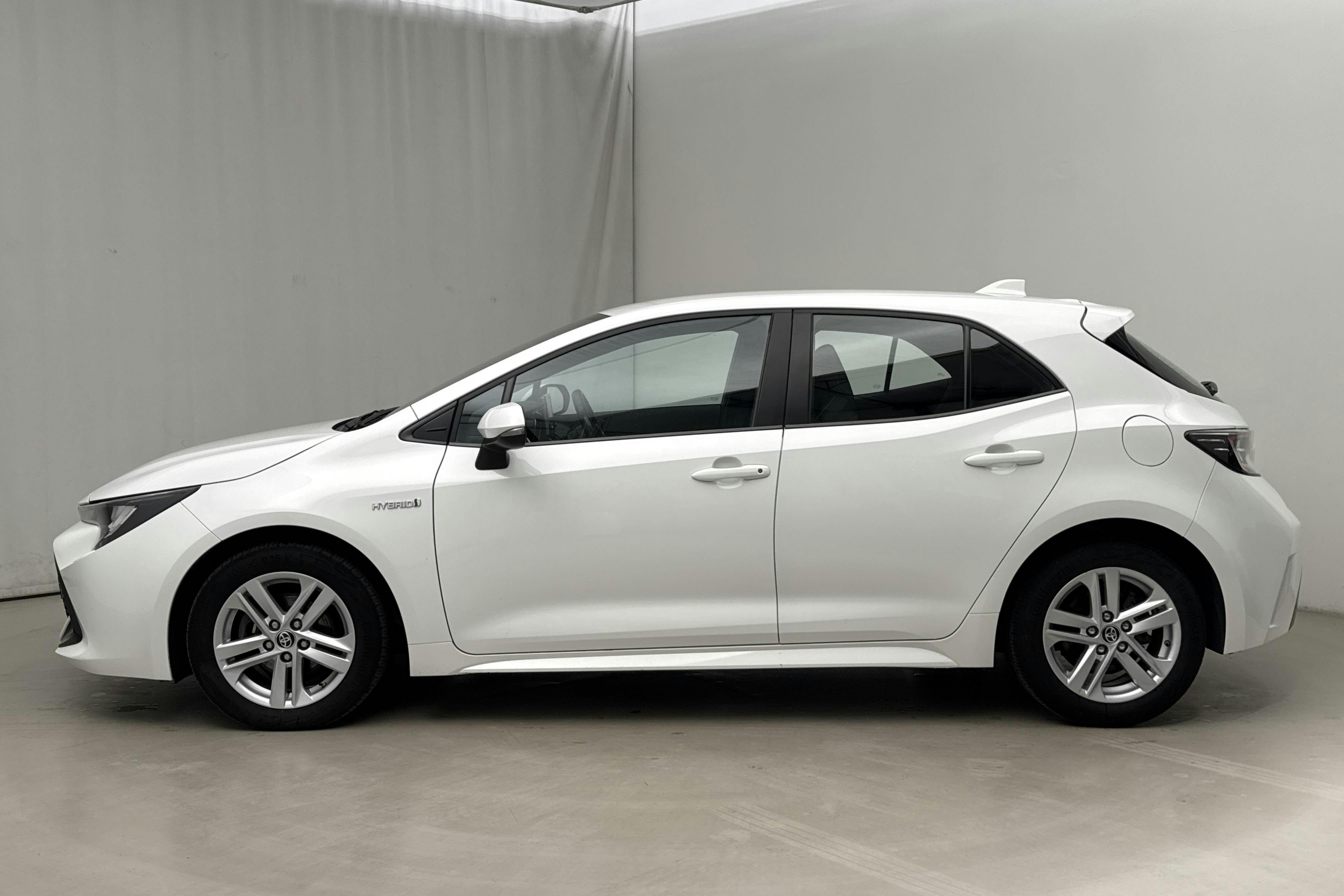 Presentationsfoto 2 av 17: Toyota Corolla 1.8 Hybrid 5dr (122hk) - 5 795 mil - Automat - vit - 2021