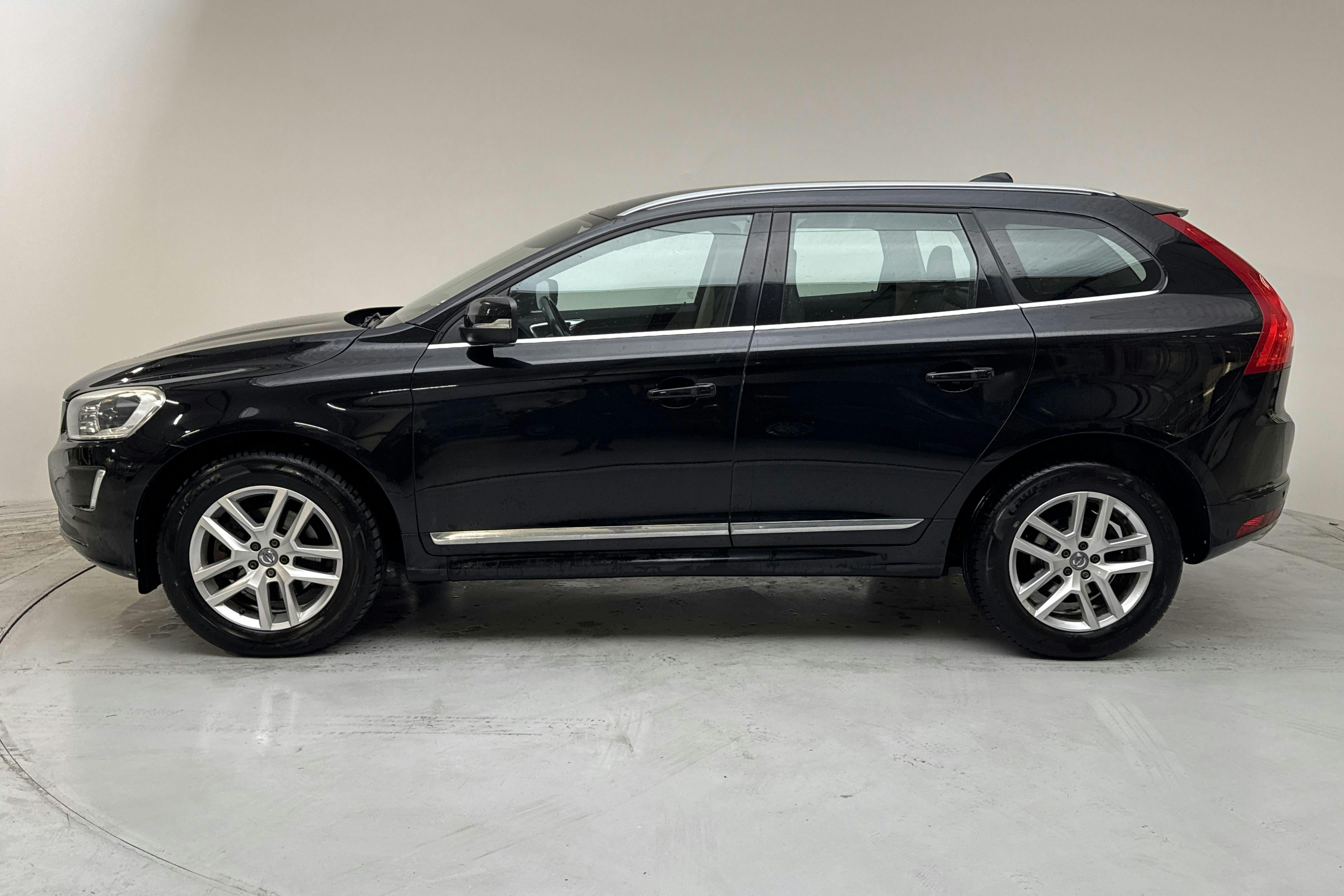 Presentationsfoto 2 av 15: Volvo XC60 D4 AWD (190hk) - 17 176 mil - Automat - svart - 2017