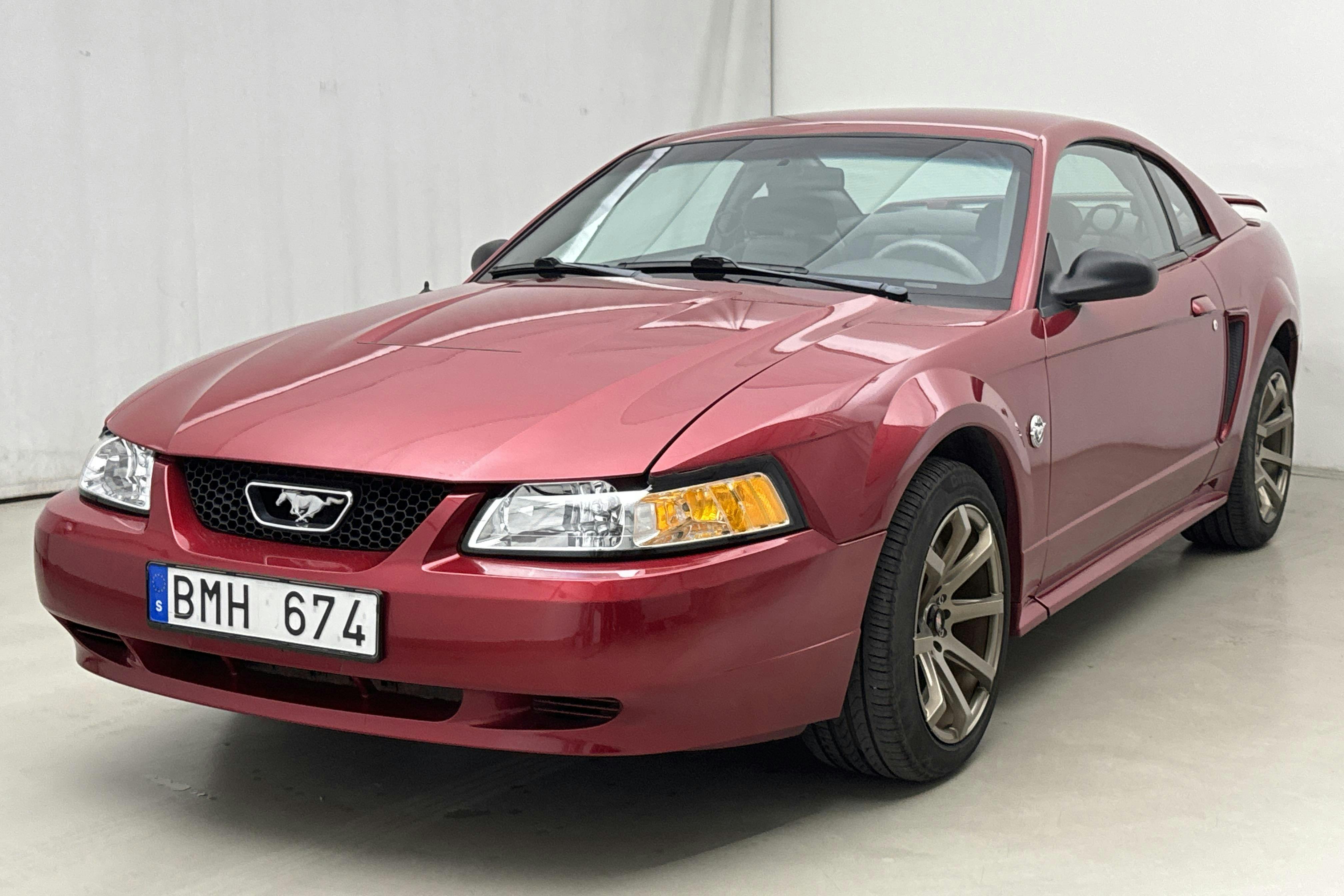 Ford Mustang 3.9 V6 (196hk) - 23 470 mil - Manuell - röd - 2004