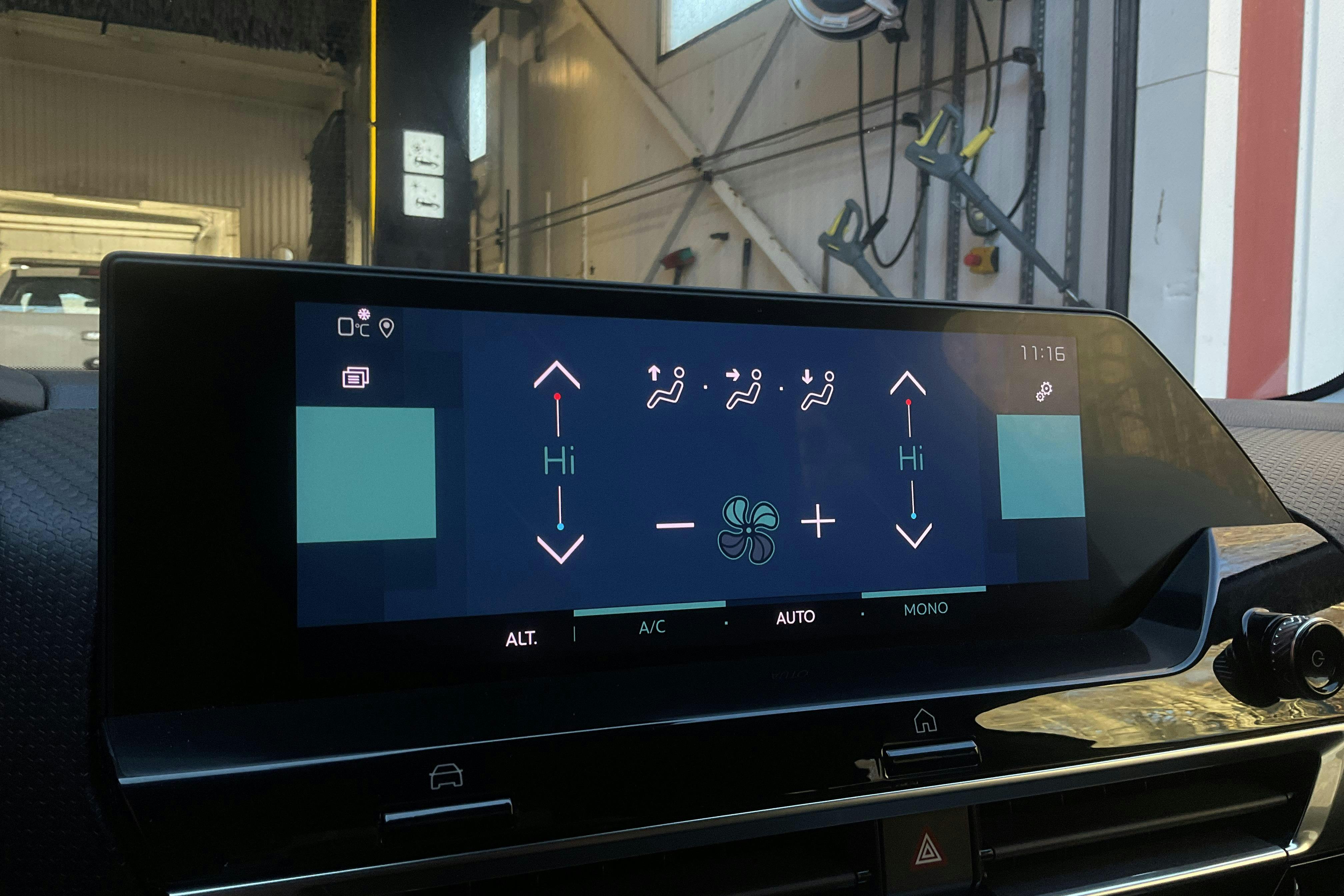 Presentation photo 18 of 18: Citroën e-C4 50kWh (136hk) - 51 680 km - Automatic - white - 2022