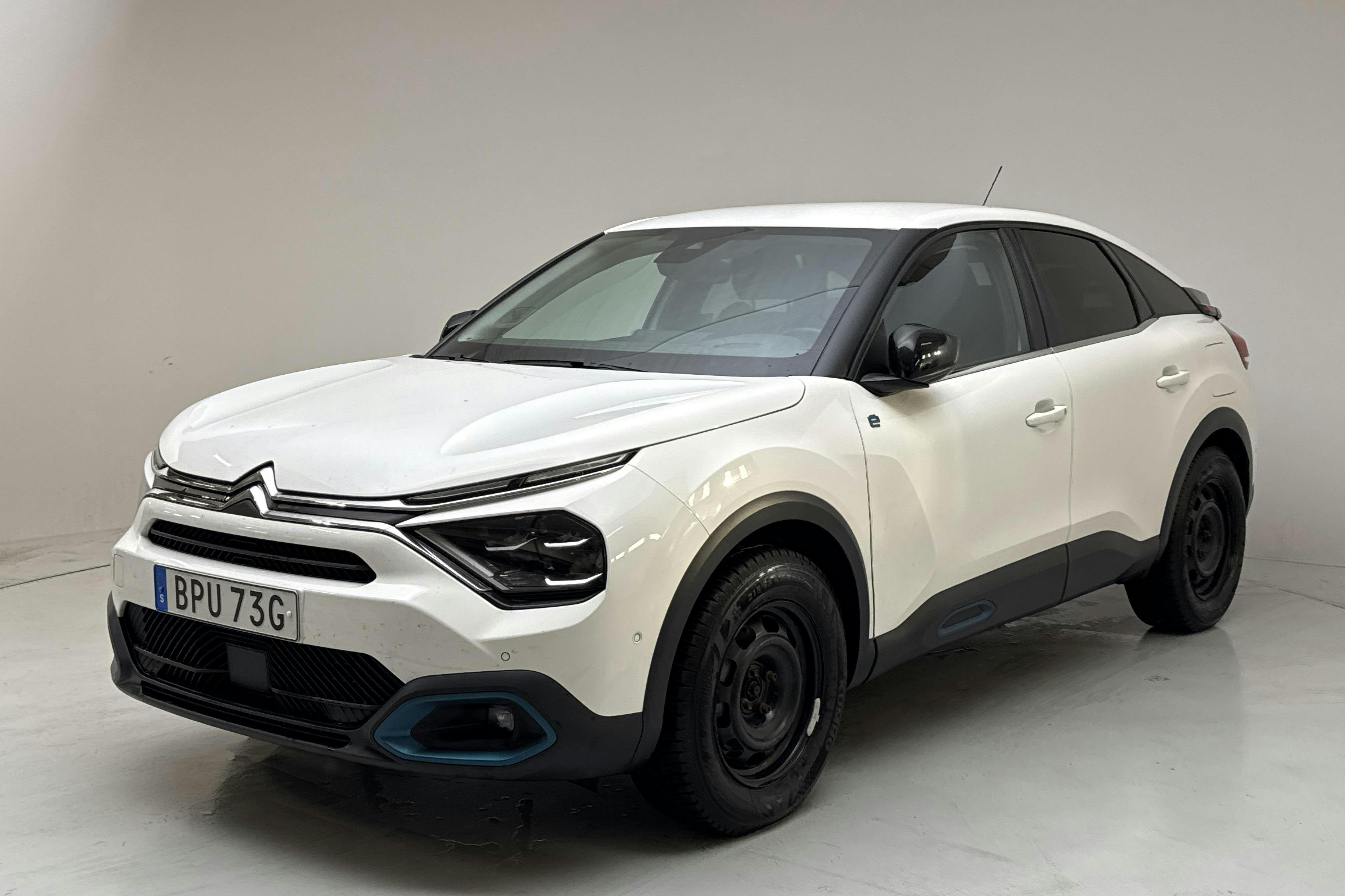 Presentation photo 1 of 18: Citroën e-C4 50kWh (136hk) - 51 680 km - Automatic - white - 2022